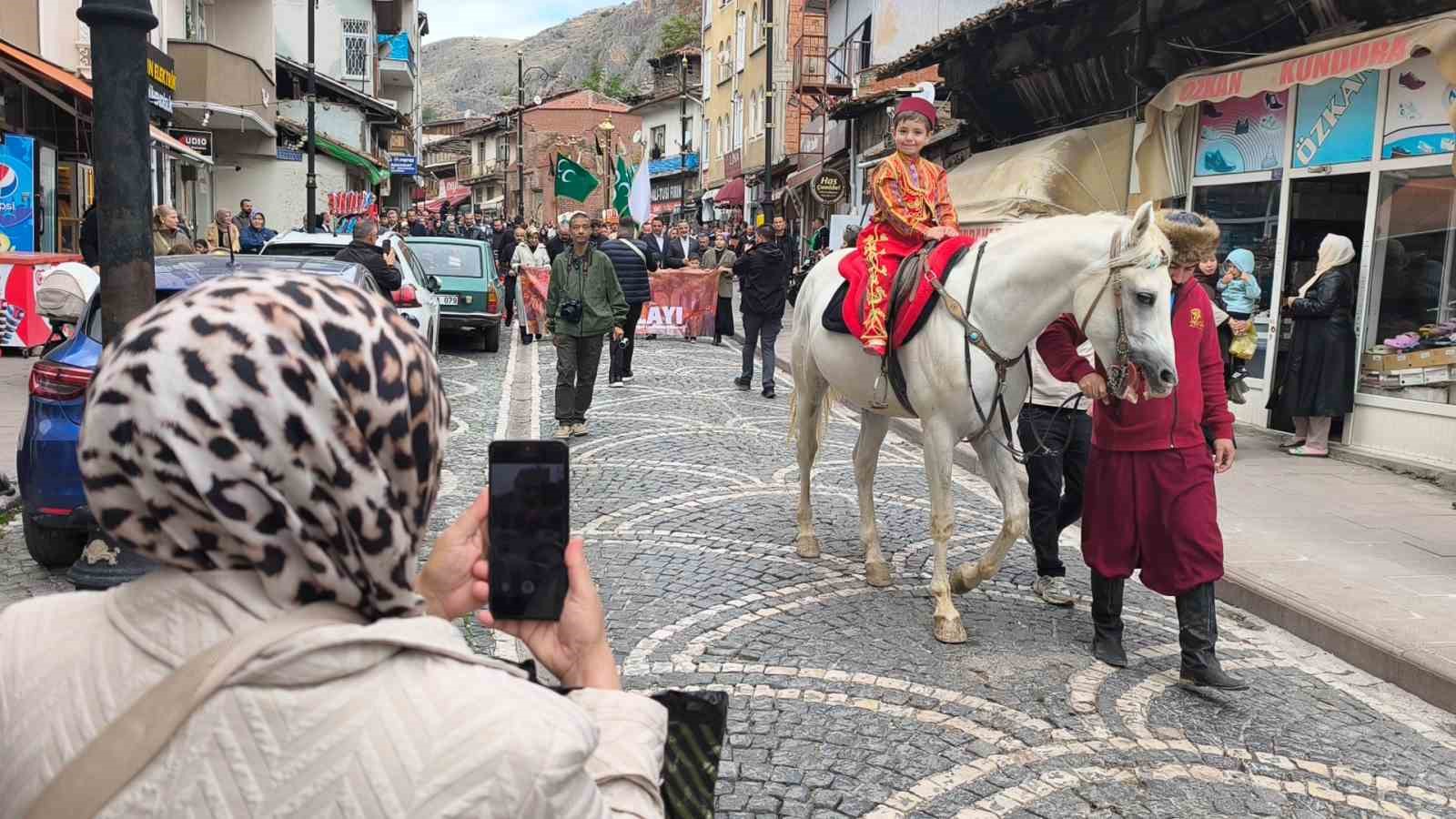 TOKAT’TA BU YIL İKİNCİSİ DÜZENLENEN OSMANLI GELENEĞİ AMİN ALAYI PROGRAMINDA, 4-6 YAŞ GRUBU ÖĞRENCİLER TARİHİ SULUSOKAK’TAN ALİPAŞA CAMİİ’NE YÜRÜYEREK DUA ETTİ.