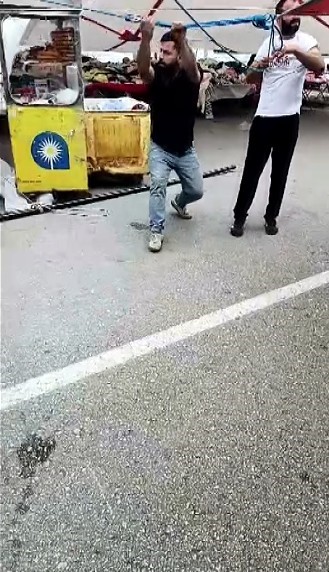 METEOROLOJİ GENEL MÜDÜRLÜĞÜNÜN YAĞIŞ, ŞİDDETLİ RÜZGAR VE FIRTINA UYARISINDA BULUNDUĞU ANTALYA'DA ÖĞLE SAATLERİNDE ANİ BASTIRAN RÜZGAR NEDENİYLE 'SOSYETE PAZARI' OLARAK BİLİNEN SEMT PAZARINDA TENTELER YERLERE DÜŞTÜ, ESNAF VE VATANDAŞLAR ZOR ANLAR YAŞADI.
