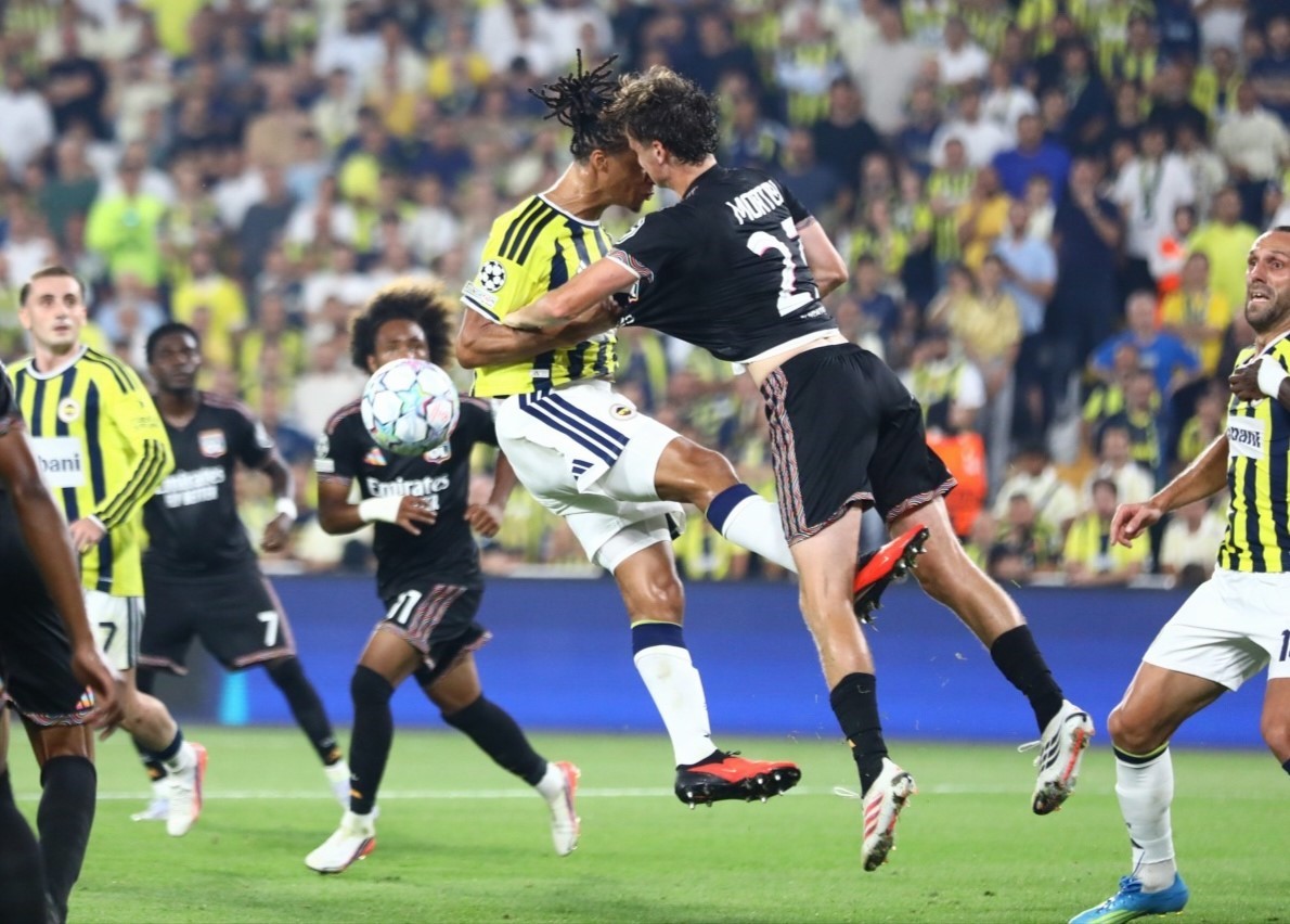 FENERBAHÇE, UEFA ŞAMPİYONLAR LİGİ PLAY-OFF TURU İLK MAÇINDA EVİNDE FRANSIZ TEMSİLCİSİ OLYMPİQUE LYON İLE KARŞILAŞIYOR. MÜSABAKANIN İLK YARISI KONUK EKİBİN 1-0'LIK ÜSTÜNLÜĞÜYLE TAMAMLANDI.