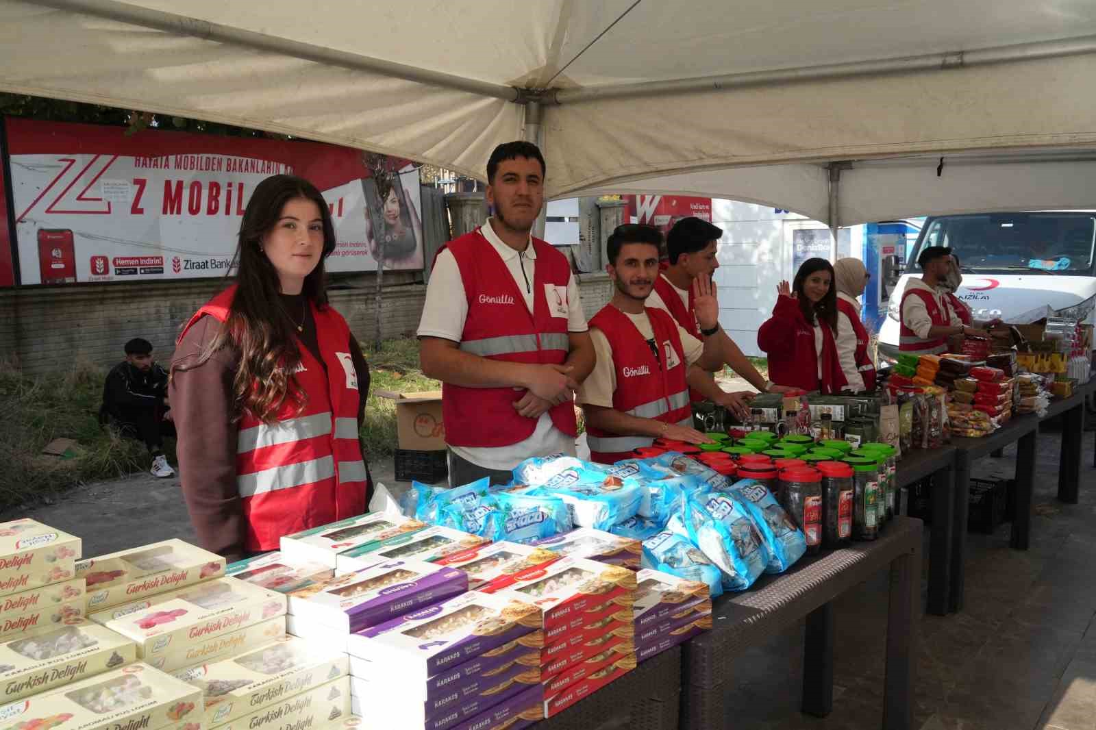TÜRK KIZILAY MUŞ İL MERKEZİ BAŞKANLIĞI VARTO TEMSİLCİLİĞİ TARAFINDAN KURULAN İYİLİK ÇARŞISI’NDA SATILAN ÜRÜNLERDEN ELDE EDİLECEK GELİRLE KÖY OKULLARINDA EĞİTİM GÖREN ÖĞRENCİLERE KIRTASİYE DESTEĞİ SAĞLANACAK.