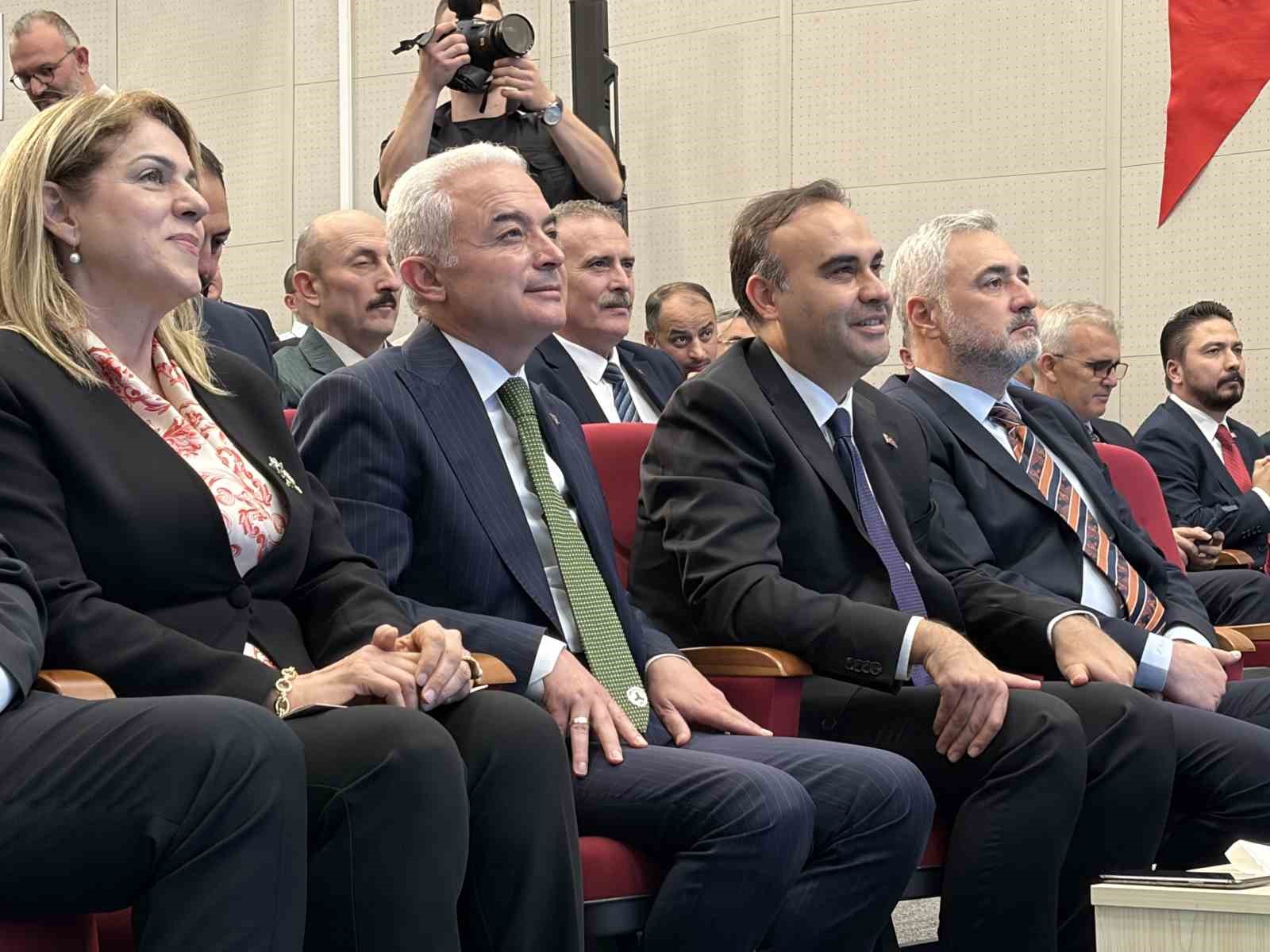 KIRKLARELİ’NDE DÜZENLENEN SANAYİ VE TEKNOLOJİ PROJELERİ AÇILIŞ VE TEMEL ATMA TÖRENİ’NE KATILAN SANAYİ VE TEKNOLOJİ BAKANI MEHMET FATİH KACIR,"MİLLİ GELİRİMİZ SON 23 YILDA 238 MİLYAR DOLARDAN 1,6 TRİLYON DOLARA YÜKSELİRKEN, KİŞİ BAŞINA MİLLİ GELİRİMİZ 18 BİN DOLARI AŞTI. " DEDİ