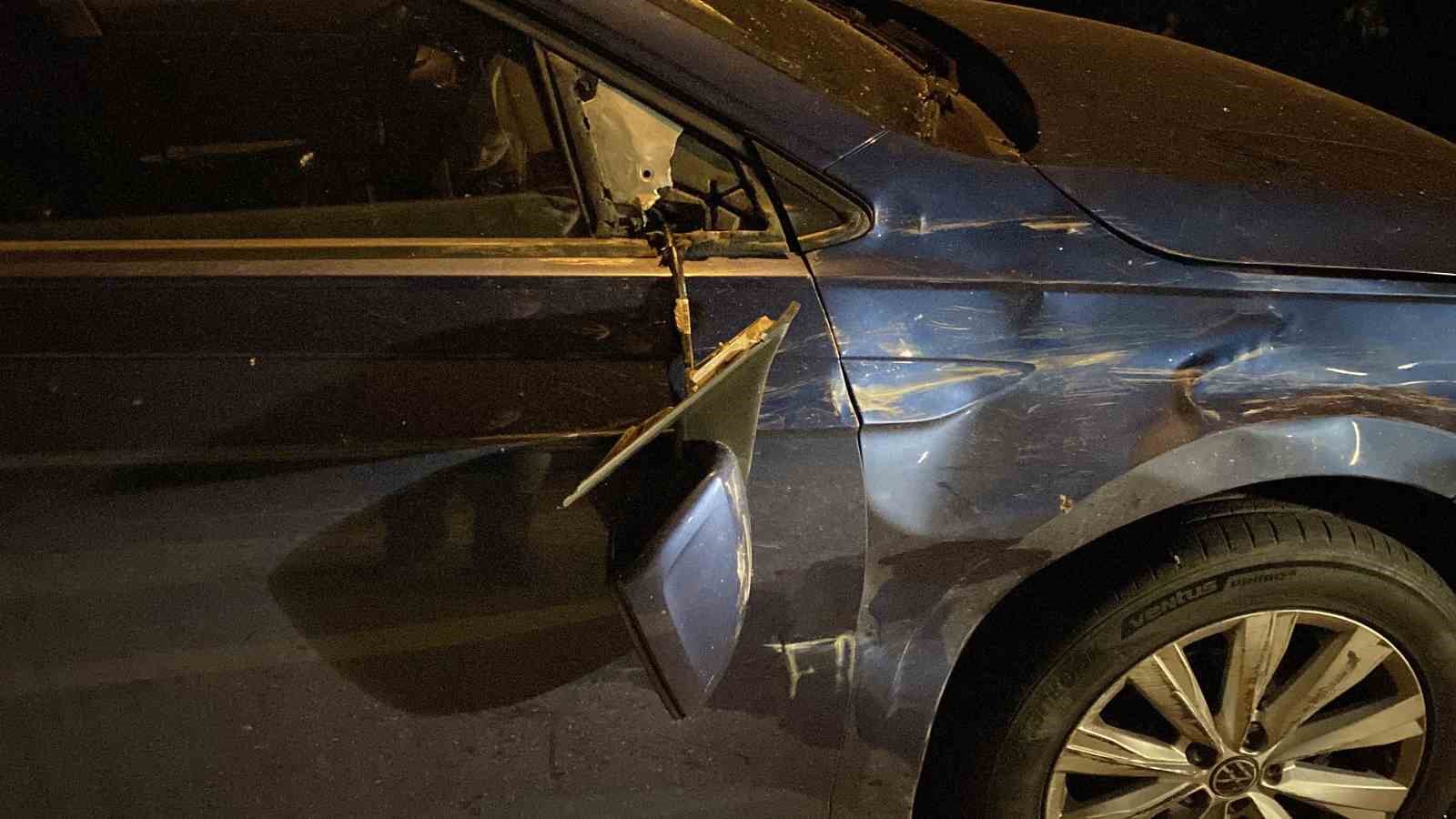SARIYER’DE KARŞI YÖNDEN HIZLA GELEN ARACIN, SEYİR HALİNDEKİ OTOMOBİLİ SIKIŞTIRMASI SONUCU SÜRÜCÜSÜNÜN KONTROLÜNDEN ÇIKAN OTOMOBİL PARK HALİNDEKİ 6 OTOMOBİLE ÇARPTI. MEYDANA GELEN KAZADA 1’İ AĞIR 3 KİŞİ YARALANDI.