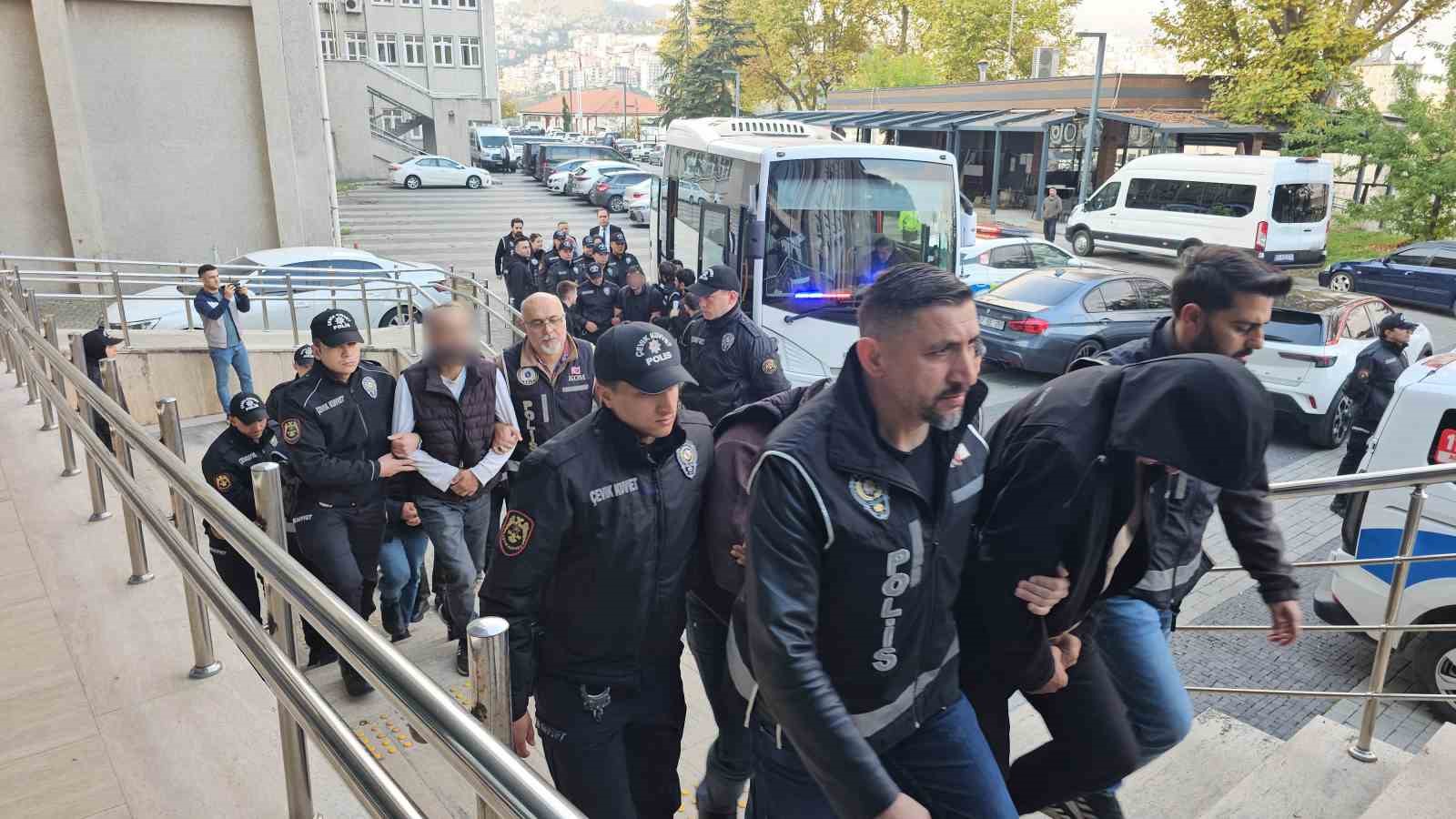 ZONGULDAK’TA RUHSATSIZ MADEN OCAKLARINA YÖNELİK DENETİMLERDE RÜŞVET ALINDIĞI İDDİALARIYLA GÖZALTINA ALINAN 16 ŞÜPHELİDEN 4'Ü TUTUKLANDI, 8'İ ADLİ KONTROL ŞARTIYLA, 4'Ü İSE SAVCILIK TARAFINDAN SERBEST BIRAKILDI.