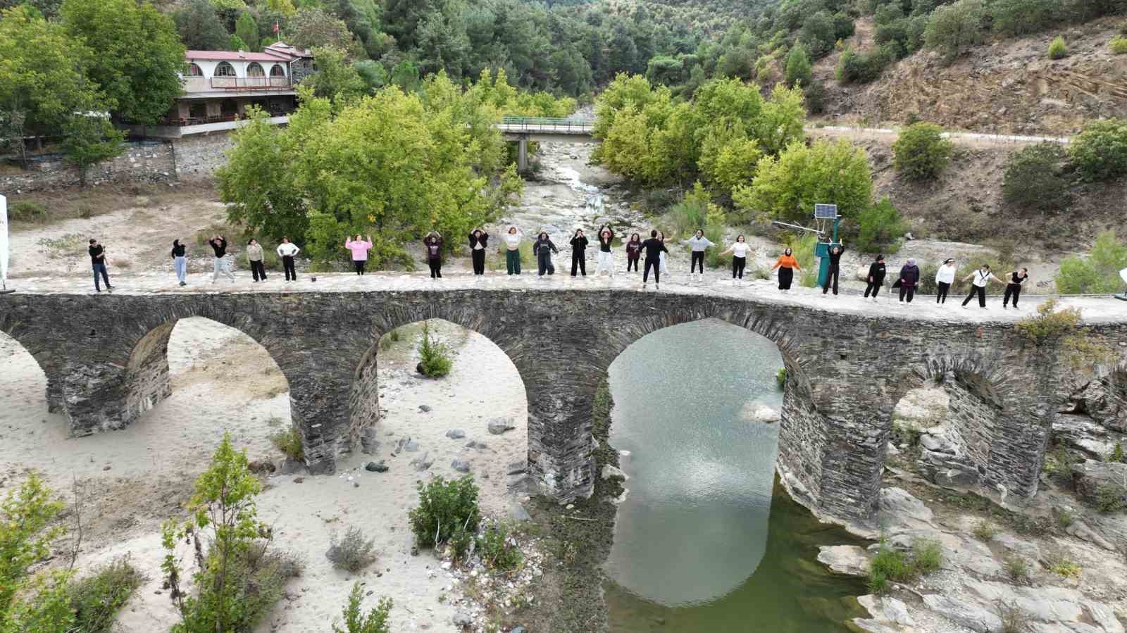 GENÇLİK VE SPOR BAKANLIĞI TARAFINDAN HAYATA GEÇİRİLEN "SPORLA ŞEHRİNİ KEŞFET" ETKİNLİKLERİ KAPSAMINDA GÖRDES’TE DÜZENLENEN PROGRAMDA GENÇLER, SPOR YAPARKEN İLÇENİN TARİHİ VE KÜLTÜREL DEĞERLERİNİ DE YAKINDAN TANIDI.