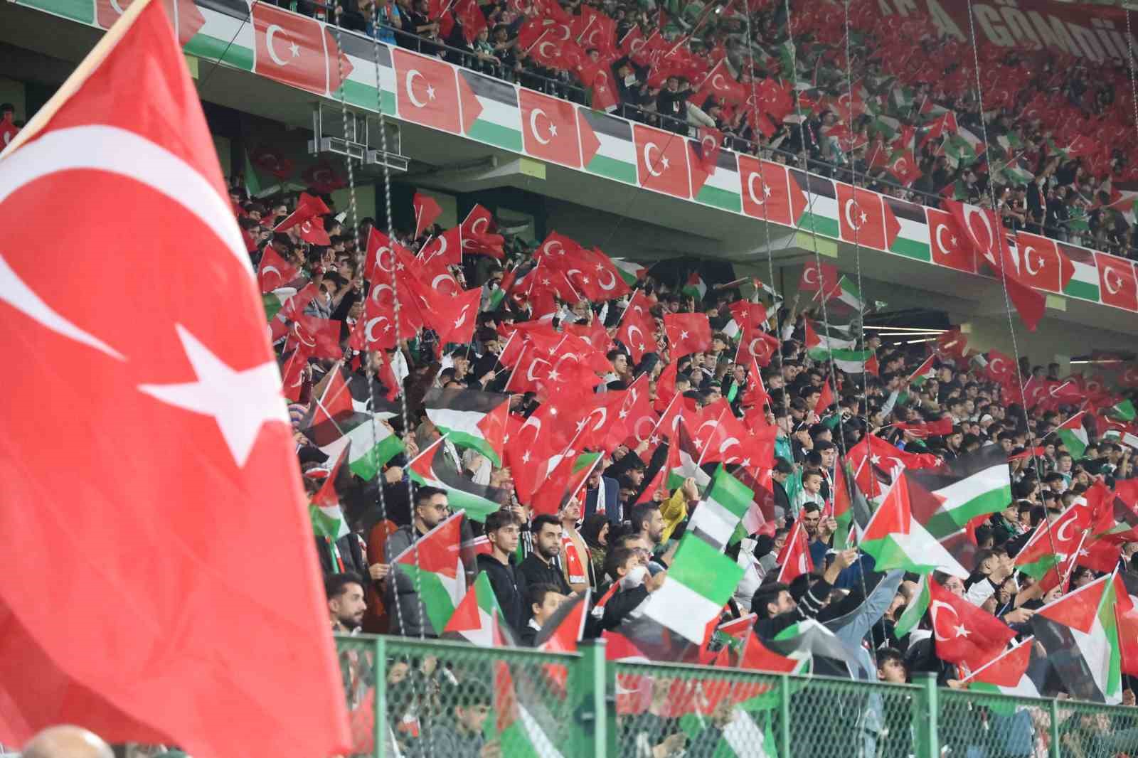 KONYASPOR İLE FİLİSTİN MİLLİ TAKIMI, KONYA'DA OYNANAN DOSTLUK KARŞILAŞMASINDA 2-2 BERABERE KALDI.
