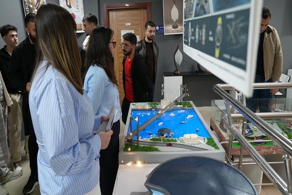 ENDÜSTRİYEL TASARIM BÖLÜMÜ TARAFINDAN DÜZENLENEN ÖĞRENCİ PROJELERİ SERGİSİ'NDE, 1, 2 VE 3. SINIF ÖĞRENCİLERİNİN STÜDYO DERSLERİ KAPSAMINDA GELİŞTİRDİĞİ PROJELERİN YANI SIRA AMBALAJ TASARIMI İLE MODEL VE PROTOTİP DERSLERİNDE HAZIRLANAN ÇALIŞMALAR YER ALDI.