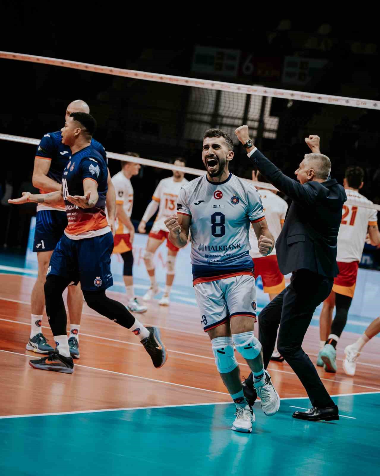 EFELER LİGİ’NİN İLK HAFTASINDA HALKBANK, SAHASINDA GALATASARAY'I 3-1 MAĞLUP ETTİ.