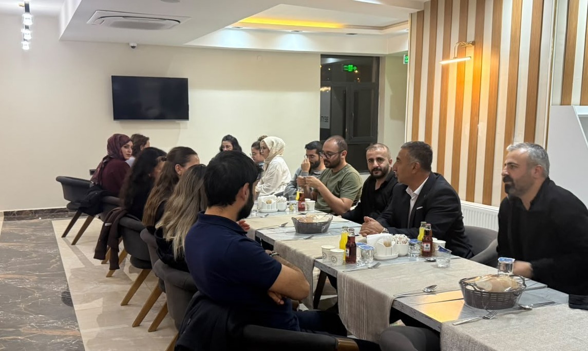 SAĞLIK VE SOSYAL HİZMET ÇALIŞANLARI SENDİKASI (SAĞLIK-SEN) ŞIRNAK ŞUBESİ YÖNETİMİ, BEYTÜŞŞEBAP İLÇESİNDE GÖREV YAPAN SAĞLIK ÇALIŞANLARIYLA BİR ARAYA GELEREK TALEPLERİ VE ÇÖZÜM ÖNERİLERİNİ DEĞERLENDİRDİ.