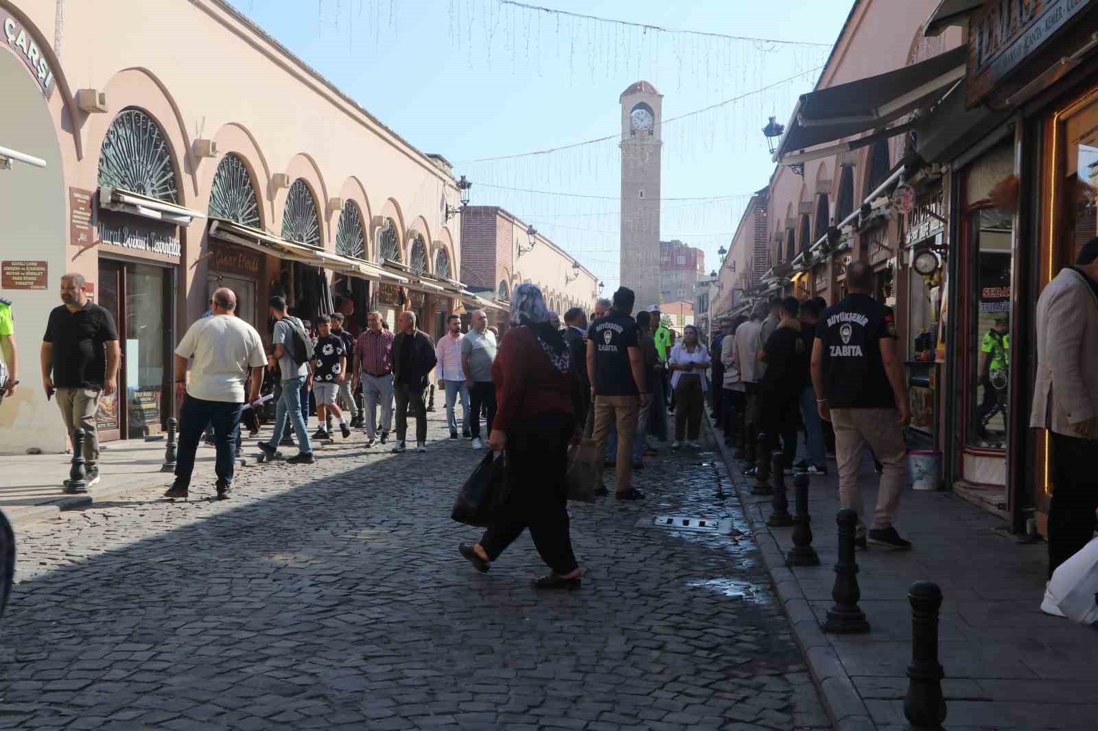 ADANA’DA TARİHİ BÜYÜKSAAT KULESİ’NİN BULUNDUĞU ALİ MÜNİF YEĞENAĞA CADDESİ ARAÇ TRAFİĞİNE KAPATILDI.