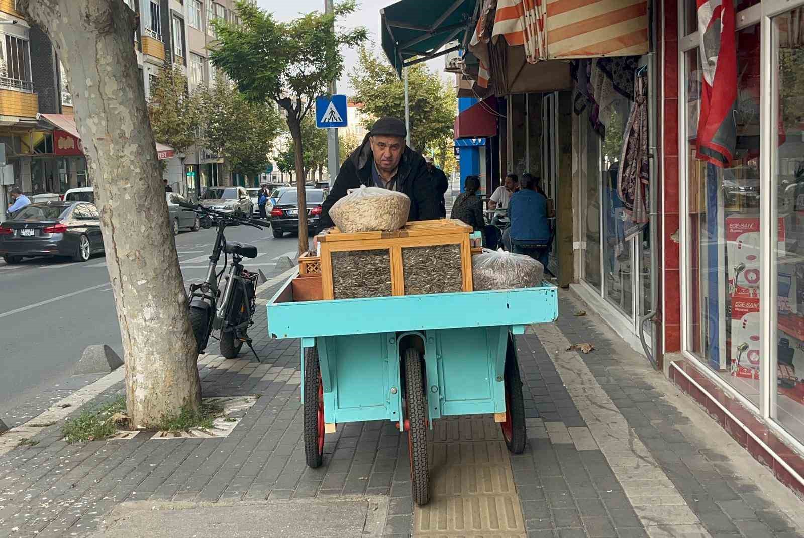 YAŞAR BAŞKIR, "BU İŞ ARTIK HAYATIMIN BİR PARÇASI OLDU. TÜRKİYE'NİN BİRÇOK NOKTASINA VE AVRUPA'YA DA ÇEKİRDEK GÖNDERİYORUM. SAĞLIĞIM ELVERDİĞİ SÜRECE BU İŞİ YAPMAYA DEVAM EDECEĞİM" DEDİ.