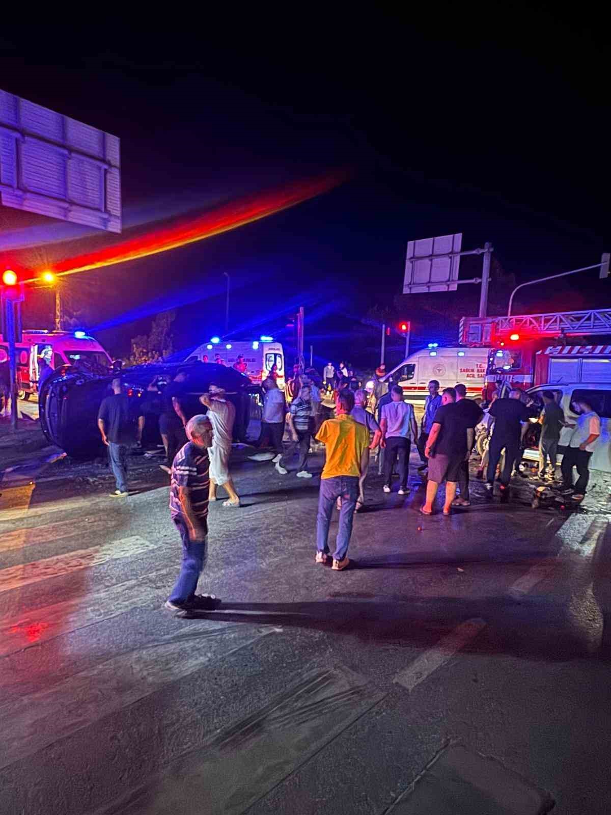 SAKARYA’NIN AKYAZI İLÇESİNDE MEYDANA GELEN TRAFİK KAZASINDA, HAFİF TİCARİ ARAÇ İLE OTOMOBİLİN ÇARPIŞMASI NETİCESİNDE 1’İ AĞIR, 1'İ BEBEK OLMAK ÜZERE TOPLAM 7 KİŞİ YARALANDI.