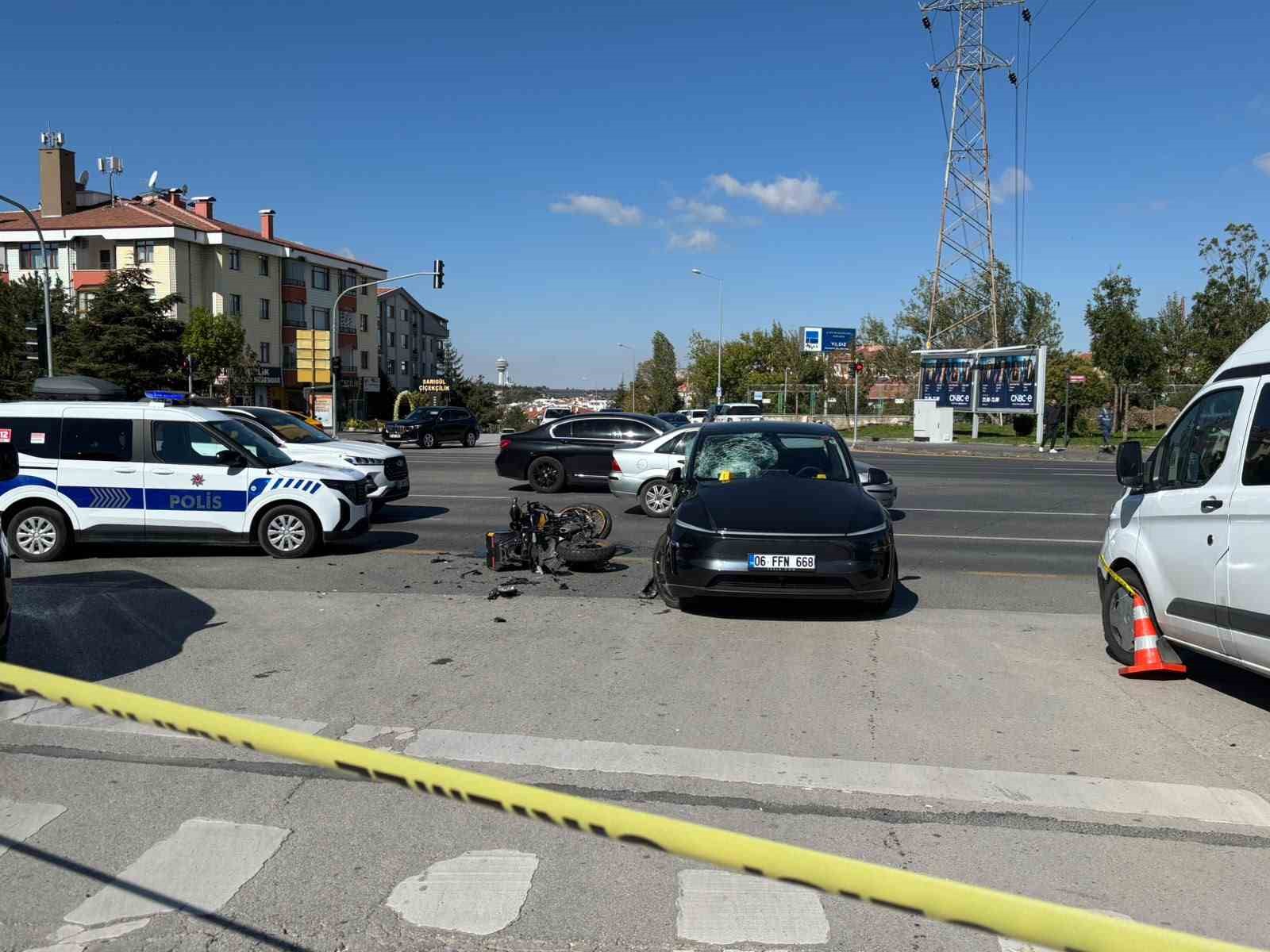 ANKARA'DA MOTOSİKLETLE OTOMOBİLİN ÇARPIŞMASINDAN DOLAYI MEYDANA GELEN KAZADA BİR KİŞİ HAYATINI KAYBETTİ.