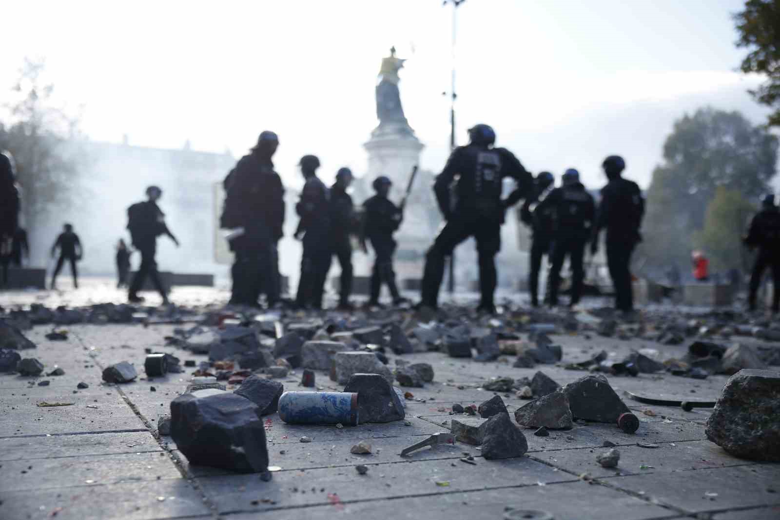 FRANSA’NIN BAŞKENTİ PARİS’TE SARI YELEKLİLER HAREKETİNİ YENİDEN CANLANDIRMA ÇAĞRISIYLA HAYAT PAHALILIĞI VE EĞİTİM SİSTEMİNDEKİ SORUNLARA KARŞI DÜZENLENEN PROTESTOLARDA ARAÇLAR VE ÇÖP KONTEYNERLERİ ATEŞE VERİLDİ, MAĞAZALAR YAĞMALANDI VE 13’Ü ÇOCUK 195 KİŞİ GÖZALTINA ALINDI.