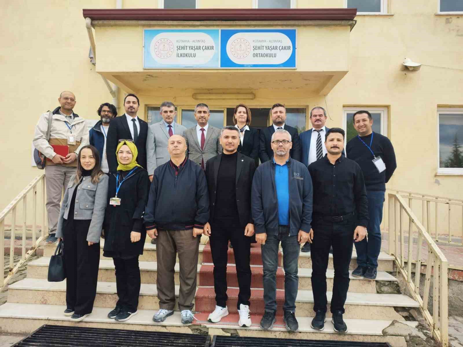 KÜTAHYA’NIN ALTINTAŞ İLÇESİNDE TÜBİTAK 4009 KAPSAMINDA GERÇEKLEŞTİRİLEN "GELENEKTEN GELECEĞE: KÖYDE BİLİM, TEKNOLOJİ VE TARIMSAL BİLGİ BULUŞMASI" PROJESİ, SÜRDÜRÜLEBİLİR TARIM SÖYLEŞİSİYLE SONA ERDİ.