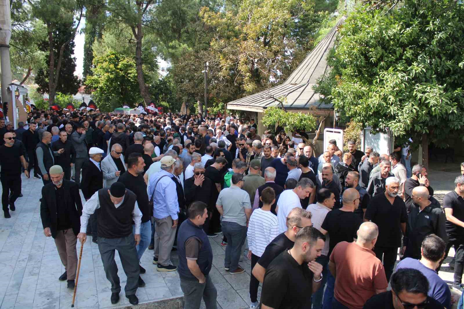 OTOPSİ İŞLEMLERİNİN TAMAMLANMASININ ARDINDAN SARGIN İÇİN EFELER İLÇESİNDEKİ BEY CAMİİ’NDE CENAZE TÖRENİ DÜZENLENDİ.