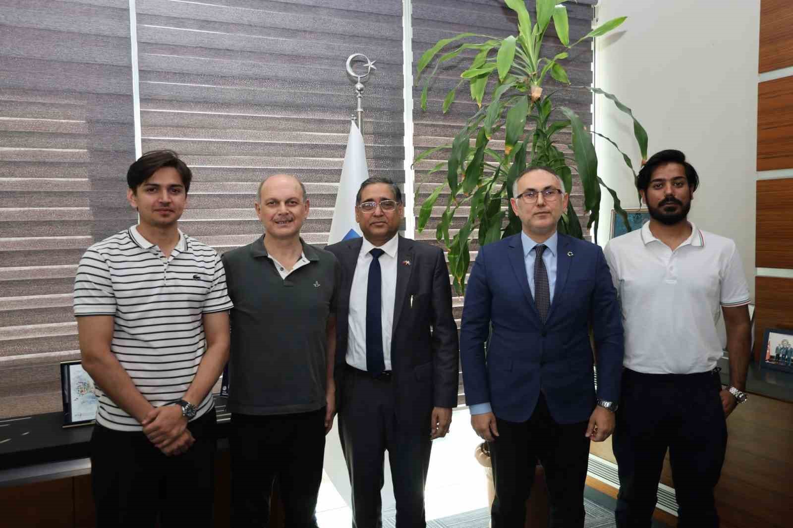 KÖRFEZ TİCARET ODASI İLE PAKİSTAN'IN İSLAMABAD TİCARET VE SANAYİ ODASI ARASINDA, KOBİ'LERİN ULUSLARARASI PAZARLARA ERİŞİMİNİ KOLAYLAŞTIRMAK VE YENİ YATIRIM ALANLARI OLUŞTURMAK AMACIYLA İŞBİRLİĞİ PROTOKOLÜ İMZALANDI.