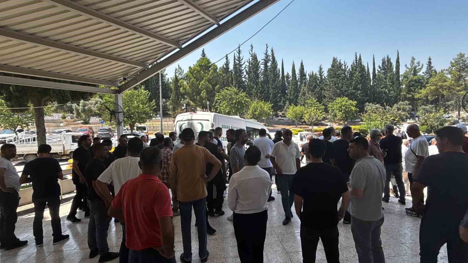 ADANA’DA ALACAK VERECEK MESELESİ YÜZÜNDEN ÇIKAN KAVGADA SİLAHLA VURULARAK ÖLDÜRÜLEN BABA VE OĞLUNUN CENAZESİ DEFNEDİLDİ. OLAYDAN YARALI KURTULAN ANNE İSE CENAZE TÖRENİNE TEKERLEKLİ SANDALYEYLE KATILDI.