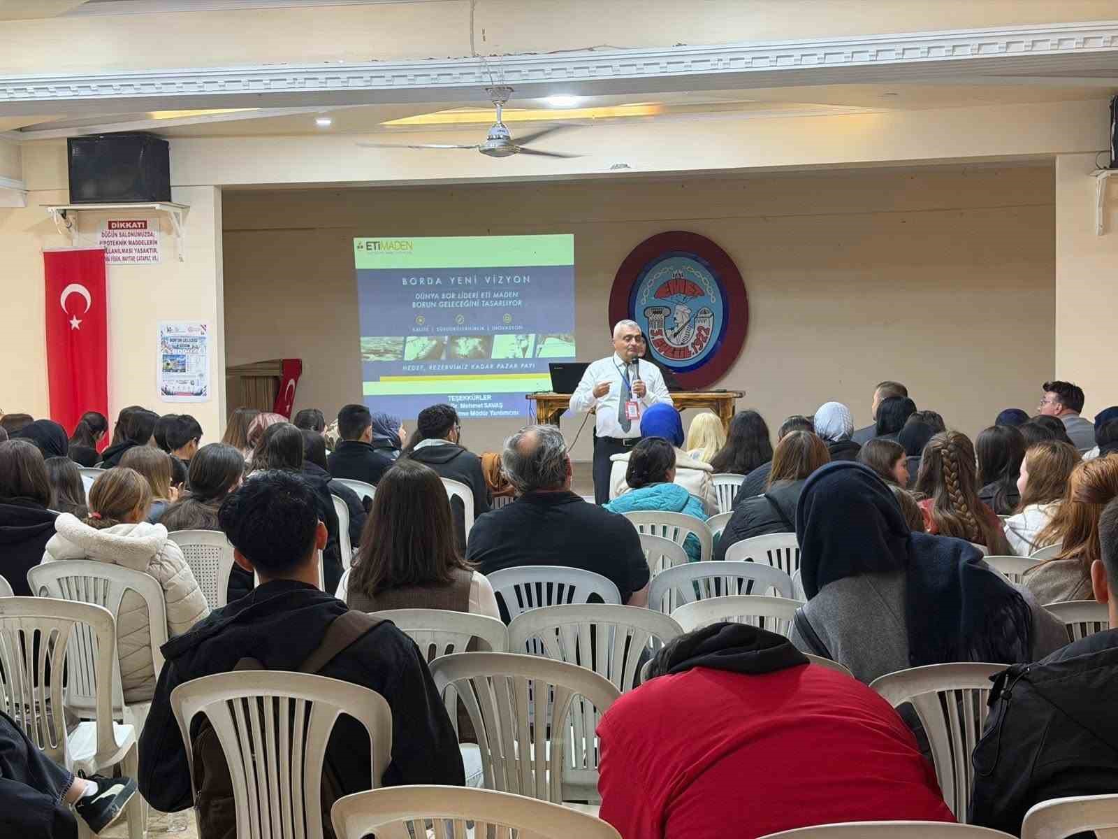 KÜTAHYA'NIN BOR ZENGİNLİĞİYLE ÖNE ÇIKAN İLÇESİ EMET'TE ÖĞRENCİLER, GELECEĞİN TEKNOLOJİLERİNDE BORUN NASIL BİR ROL OYNAYACAĞINI UZMANINDAN DİNLEDİ.