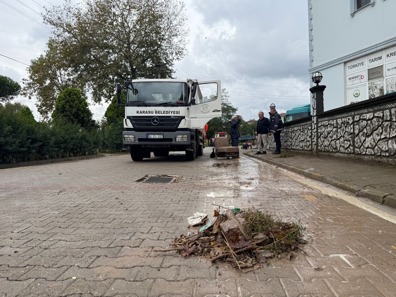 SAKARYA'NIN KARASU İLÇESİNDE KUVVETLİ SAĞANAK YAĞIŞ SONRASI BARAJ SULARININ TAŞMASIYLA SULAR ALTINDA KALAN DARIÇAYIRI MAHALLESİ'NDE EKİPLERİN ÇALIŞMALARI SÜRÜYOR