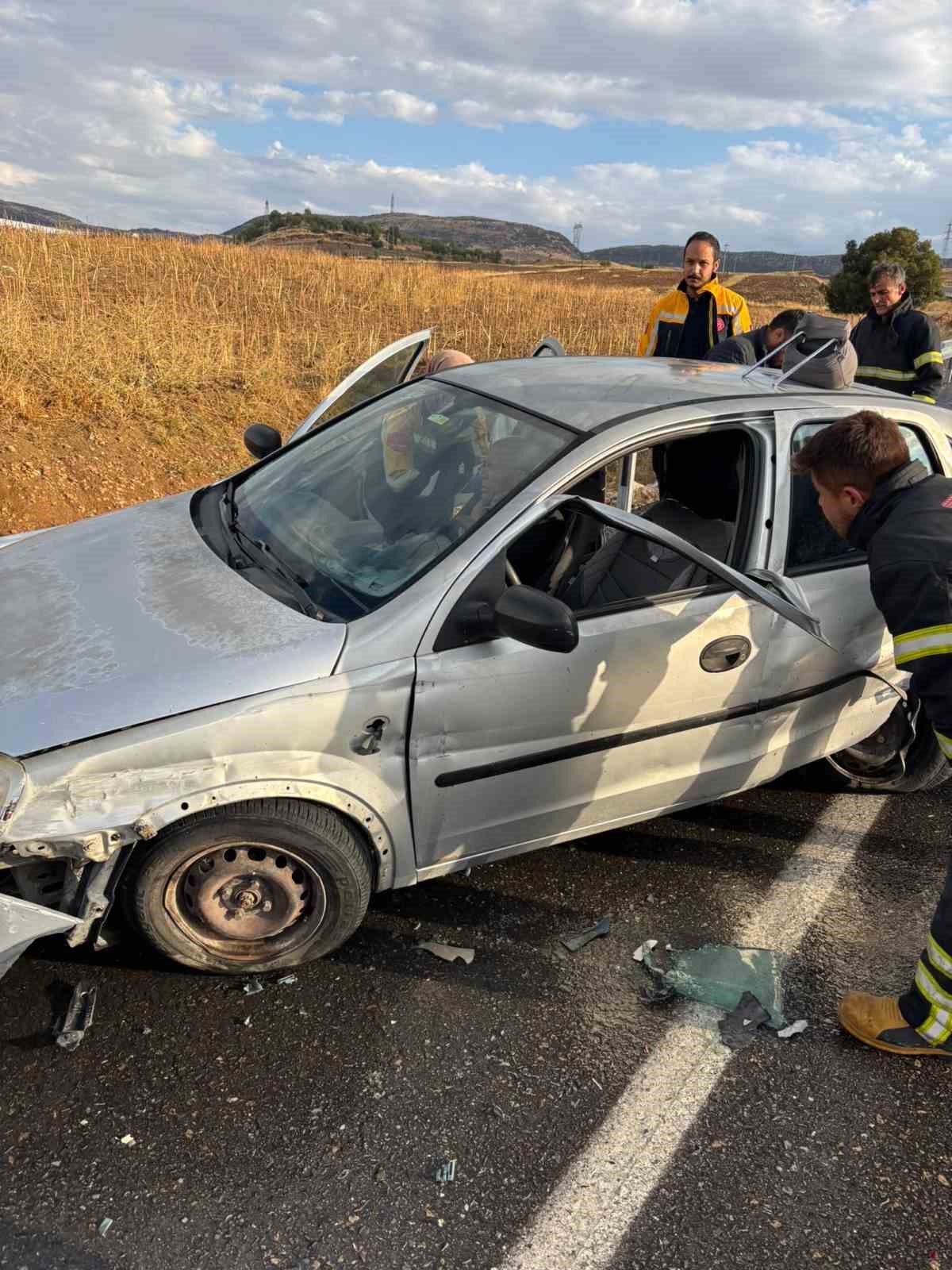 ADIYAMAN’IN GÖLBAŞI- KAHRAMANMARAŞ KARAYOLUNDA DÖRT OTOMOBİLİN KARIŞTIĞI ZİNCİRLEME TRAFİK KAZASINDA 4 KİŞİ YARALANDI.