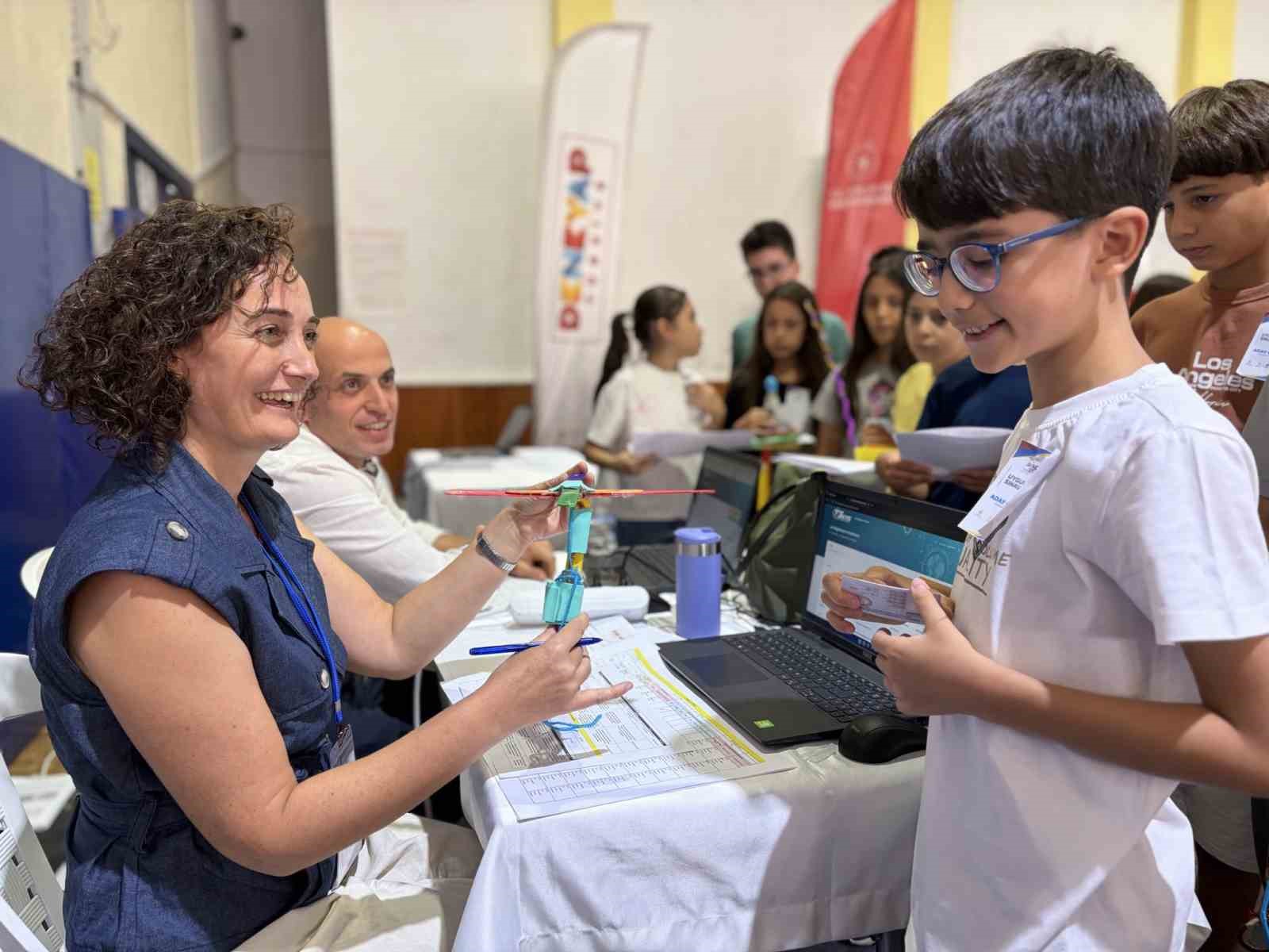 AYDIN’DA GENÇLERİN TEKNOLOJİ ALANINDAKİ YETENEKLERİNİ GELİŞTİRMEYİ AMAÇLAYAN DENEYAP TEKNOLOJİ ATÖLYELERİ KAPSAMINDA DÜZENLENEN UYGULAMA SINAVI TAMAMLANDI.
