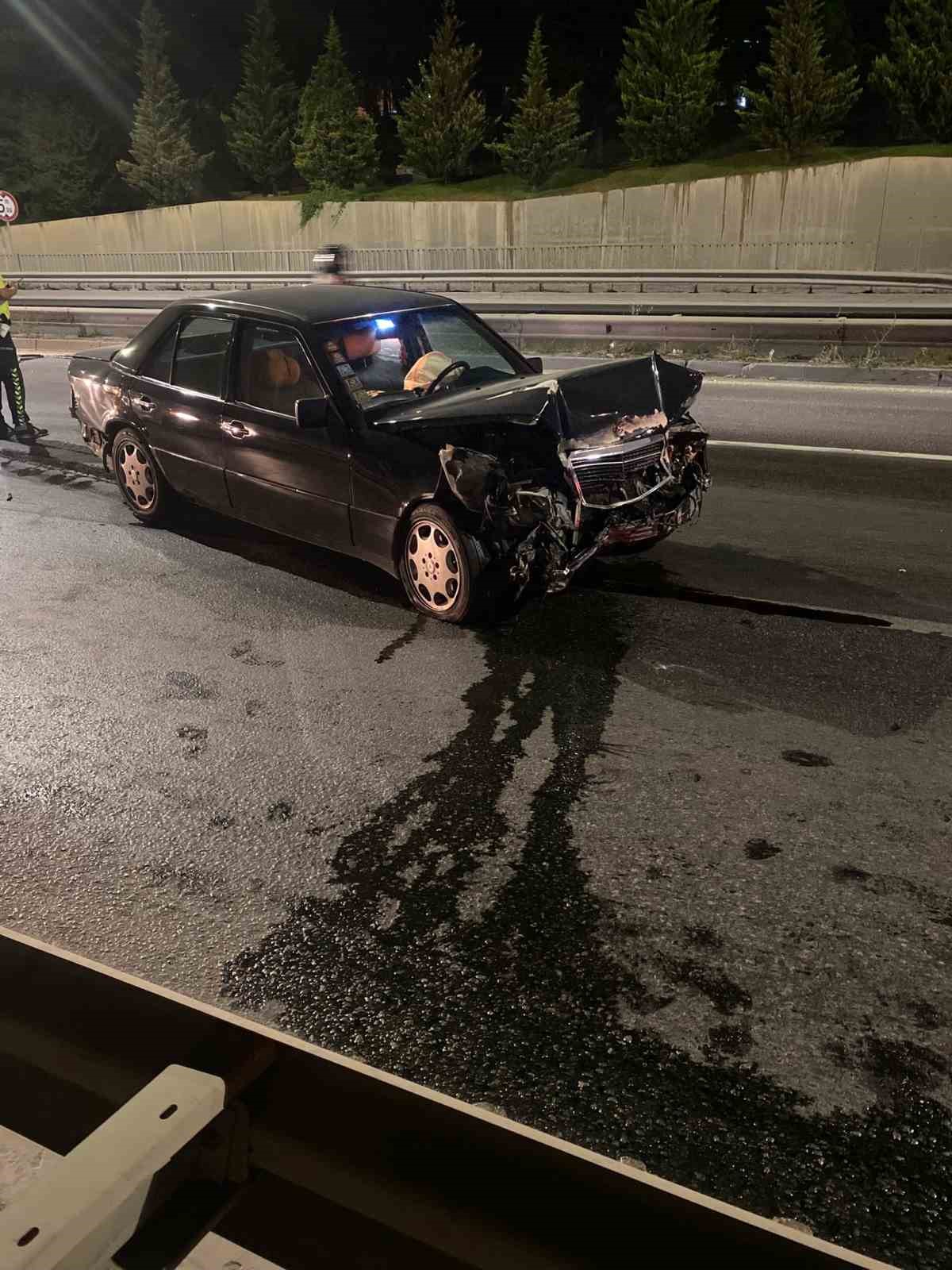 ESKİŞEHİR ÇEVREYOLU BURSA İSTİKAMETİNDE İKİ OTOMOBİLİN ÇARPIŞMASI SONUCU MEYDANA GELEN KAZADA 1 KİŞİ YARALANDI. KONTROLDEN ÇIKAN ARAÇLARDAN BİRİNİN ORTA REFÜJE ÇIKTIĞI KAZADA TRAFİKTE AKSAMALAR YAŞANDI.