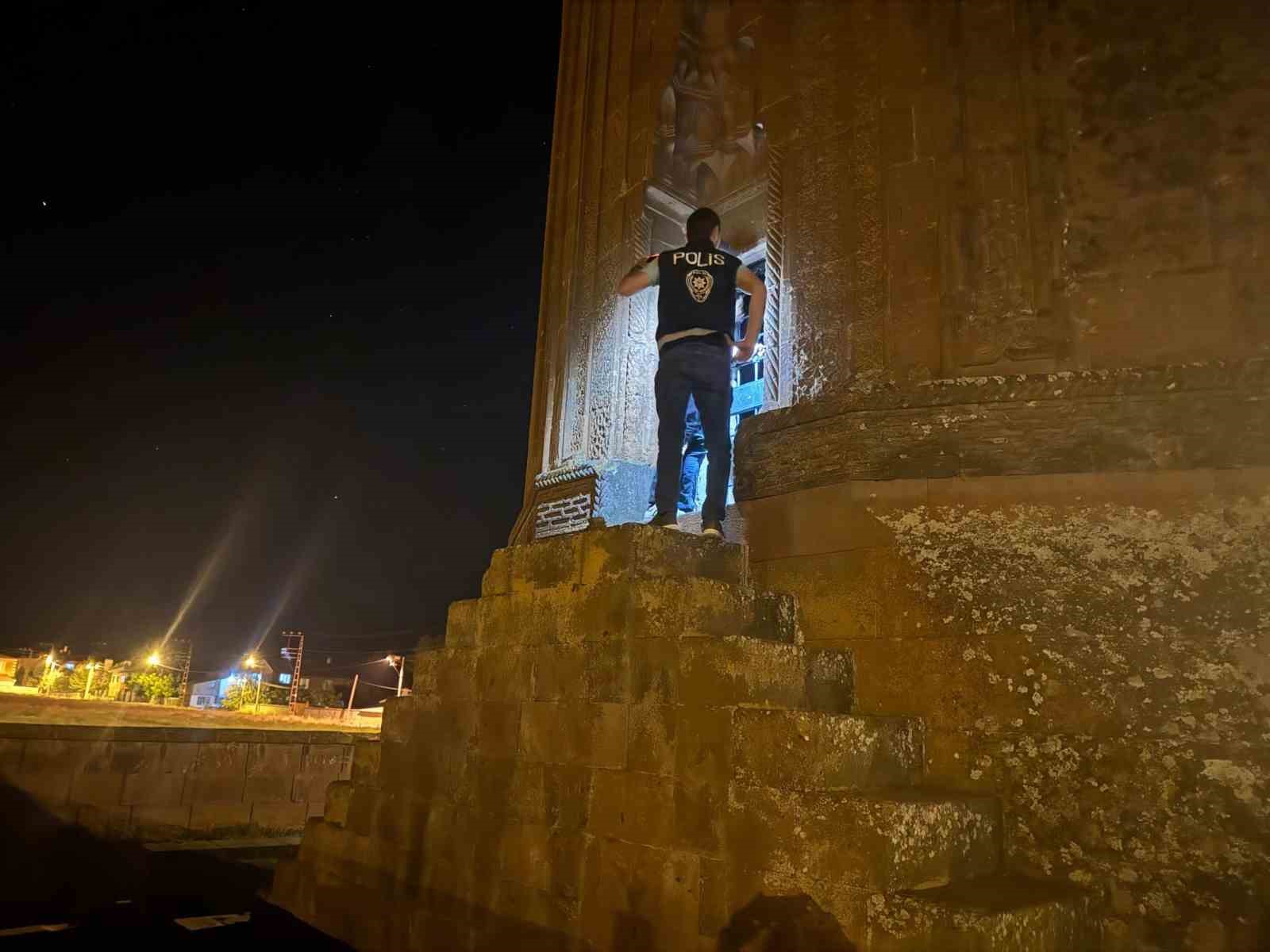 BİTLİS’İN AHLAT İLÇE EMNİYET MÜDÜRLÜĞÜ EKİPLERİ TARAFINDAN TARİHİ VE KÜLTÜREL ALANLARDA DENETİMLER GERÇEKLEŞTİRİLDİ.