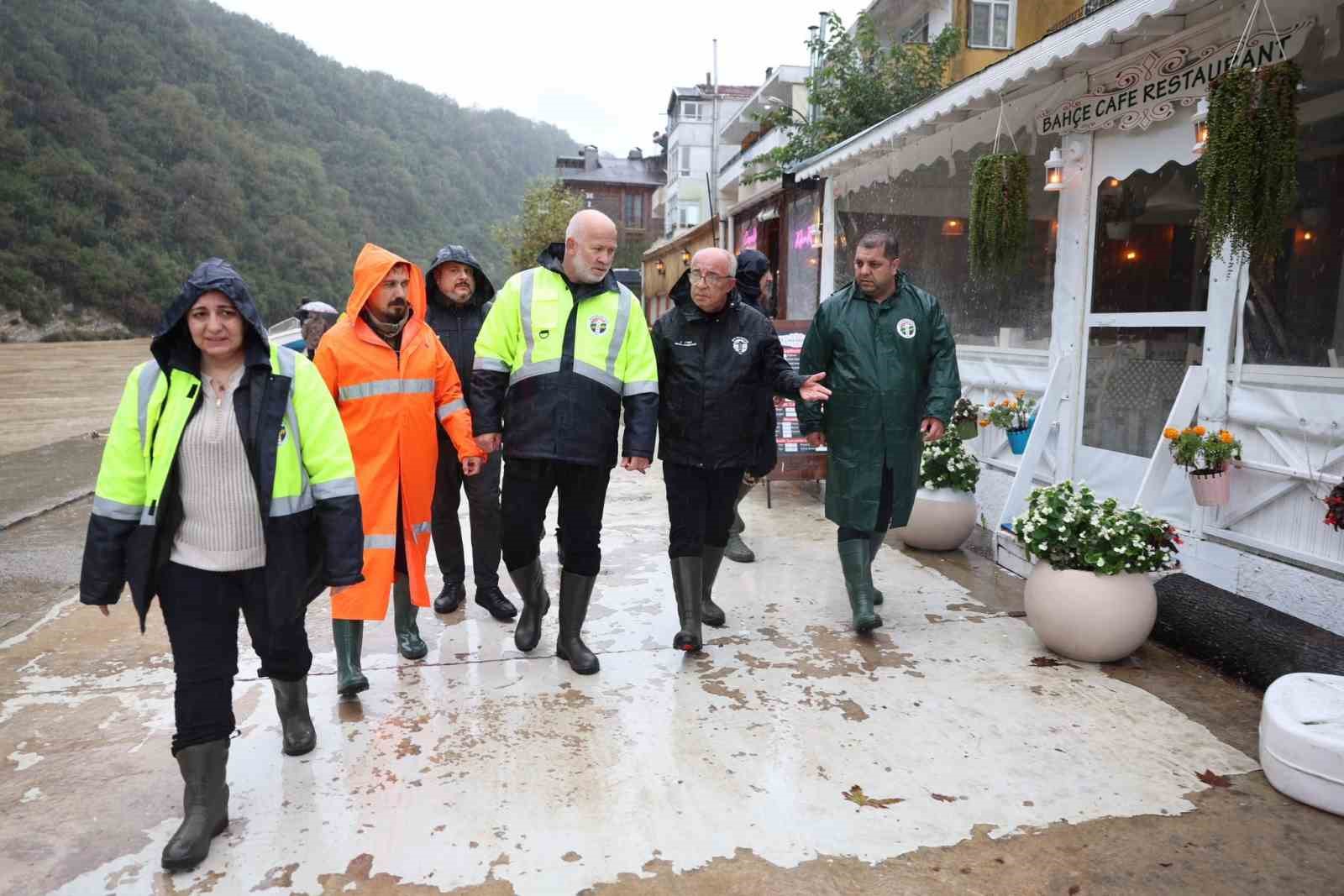 İSTANBUL GENELİNDE VE ŞİLE’DE ETKİLİ OLMAYA DEVAM EDEN YOĞUN YAĞIŞLARLA BİRLİKTE ŞİLE BELEDİYESİ EKİPLERİ, İLÇEDE YAŞANABİLECEK OLUMSUZLUKLARA KARŞI ÇALIŞMALARINI ARALIKSIZ SÜRDÜRÜYOR.
