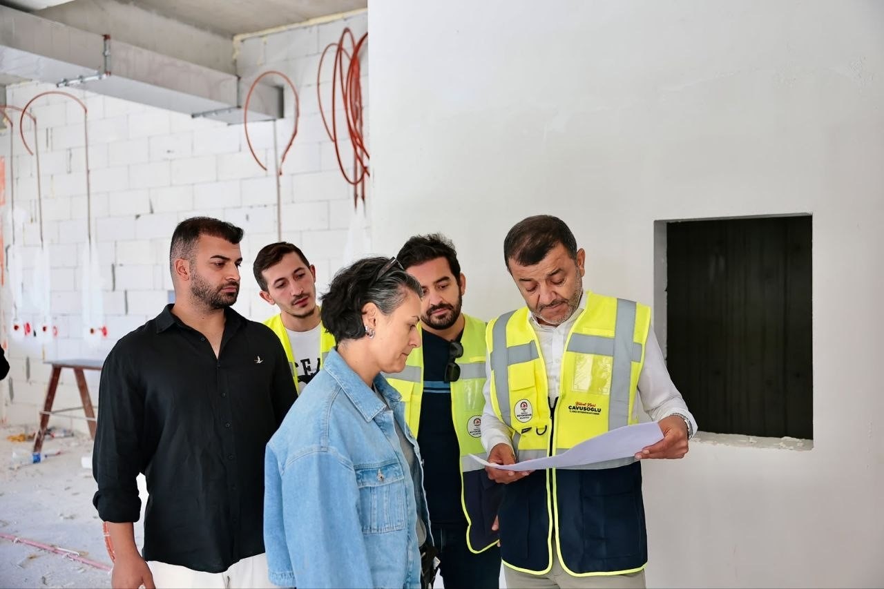 DENİZLİ BÜYÜKŞEHİR BELEDİYESİ, KENTİN İHTİYAÇLARI DOĞRULTUSUNDA SOSYAL YAŞAM ALANLARINI ARTIRMAYA YÖNELİK YATIRIMLARINI SÜRDÜRÜYOR. BAŞKAN BÜLENT NURİ ÇAVUŞOĞLU, YAPIMI DEVAM EDEN KINIKLI SOSYAL TESİSİ İLE ÜNİVERSİTE BÖLGESİNE KAZANDIRILACAK YENİ SOSYAL ALANDA İNCELEMELERDE BULUNDU. ÇAVUŞOĞLU, "DAHA CANLI, DAHA ERİŞİLEBİLİR VE HERKESİN KENDİNE YER BULABİLDİĞİ BİR DENİZLİ İÇİN ÇALIŞMAYA DEVAM EDİYORUZ" DEDİ.