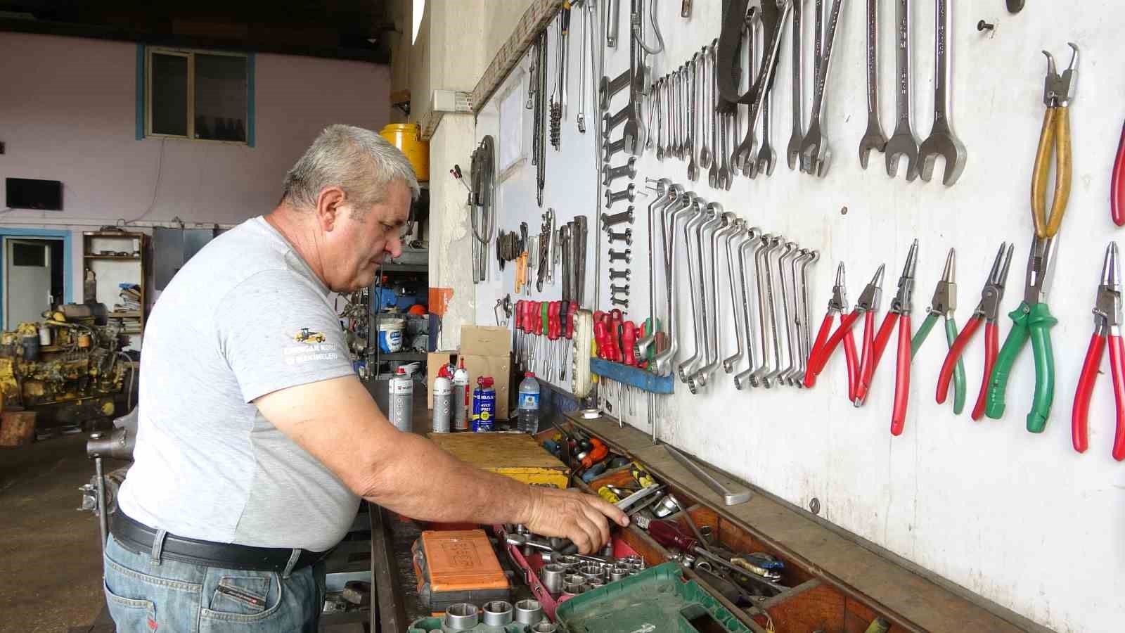 MESLEĞE 10 YAŞINDA BAŞLAYAN VE YILLARINI İŞ MAKİNELERİNİN TAMİRİNE ADAYAN AHMET MERAL, HİDROLİK, MOTOR, ŞANZIMAN VE DİFERANSİYEL SİSTEMLERİNİN KOMPLE REVİZYONUNU YAPIYOR.