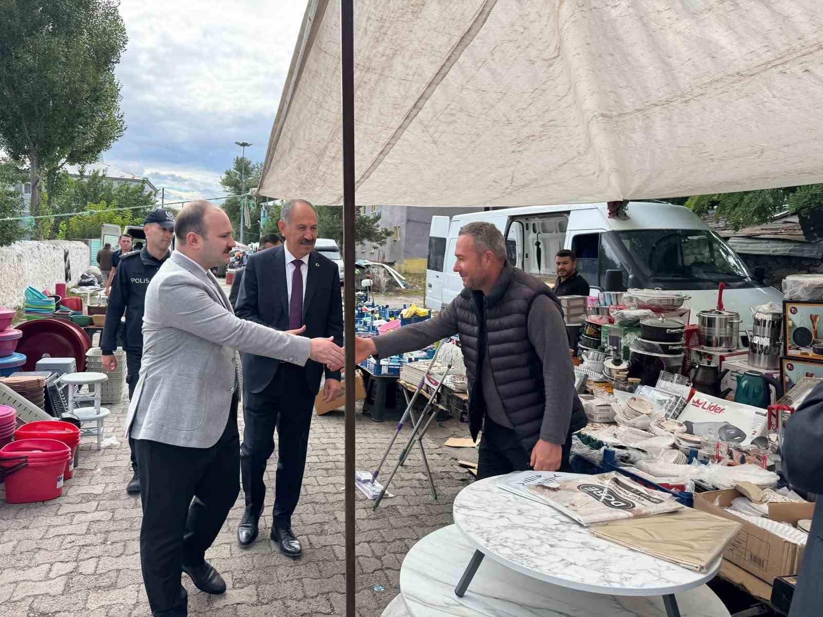ARPAÇAY’DA KAYMAKAM GÜVENÇ VE BAŞKAN ELMA’DAN PAZAR ZİYARETİ(KARS-İHA)