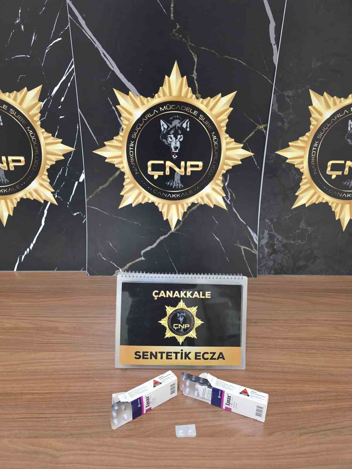 ÇANAKKALE'DE EMNİYET EKİPLERİNCE GERÇEKLEŞTİRİLEN HUZUR UYGULAMALARINDA ÇEŞİTLİ SUÇLARDAN ARANAN 8 ŞÜPHELİ ÇIKARILDIKLARI MAHKEMECE TUTUKLANDI.
