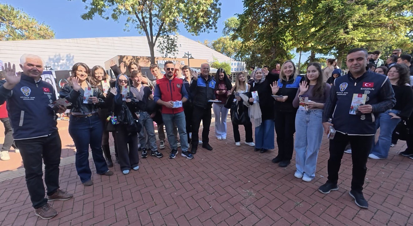 SAMSUN’DA YENİ AKADEMİK YILIN BAŞLAMASIYLA BİRLİKTE POLİS EKİPLERİ, ONDOKUZ MAYIS ÜNİVERSİTESİNE (OMÜ) YENİ KAYIT YAPTIRAN 3 BİN 250 ÖĞRENCİYE GÜVENLİK KONUSUNDA BİLGİLENDİRME YAPTI.