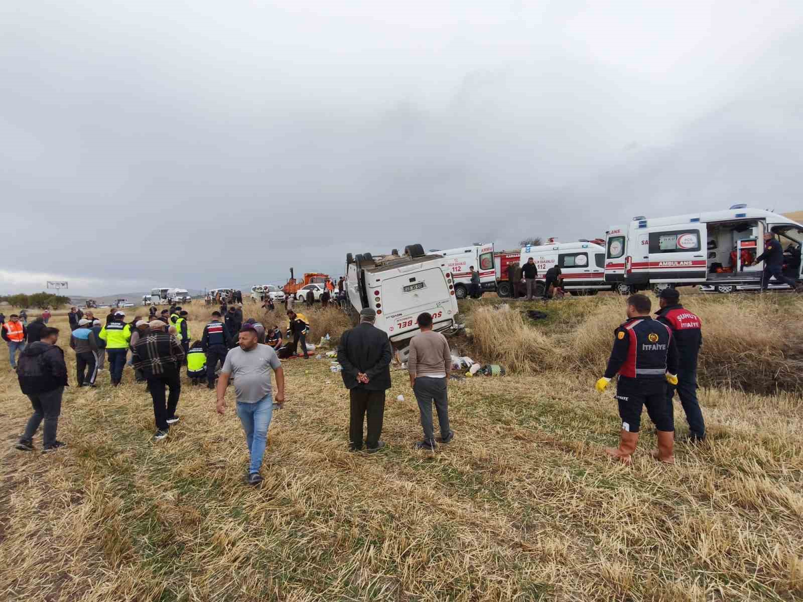 KAZADA İLK BELİRLEMELERE GÖRE 25 KİŞİ YARALANIRKEN, YARALILAR OLAY YERİNE GELEN AMBULANSLARLA HASTANELERE KALDIRILDI.