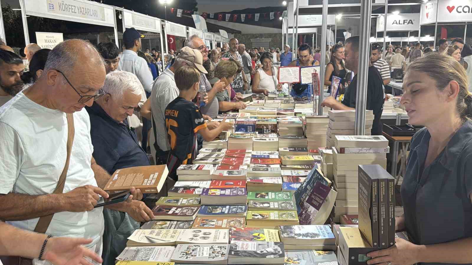 BALIKESİR’İN EDREMİT BELEDİYESİ TARAFINDAN "ÖLMEZ AĞACIN GÖLGESİNDE KİTAP" TEMASIYLA DÜZENLENEN 8. EDREMİT KİTAP FUARI BAŞLADI.  YAKLAŞIK 380 YAZAR, ŞAİR, GAZETECİ, AKADEMİSYEN, BELEDİYE BAŞKANI VE MİLLETVEKİLİ İLE 145 YAYINEVİNİN YER ALDIĞI FUAR, 23 AĞUSTOS PAZAR GÜNÜNE KADAR ZİYARETÇİLERİNİ AĞIRLAYACAK.