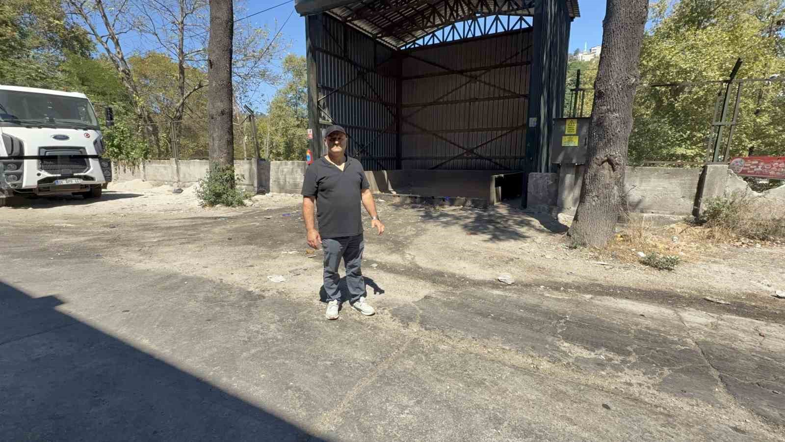 AŞIRI KOKU, SİNEK, FARELERİN ÇOĞALMASI VE GECE SAATLERİNDE BAŞLAYAN GÜRÜLTÜ NEDENİYLE MAĞDUR OLDUKLARINI BELİRTEN VATANDAŞLAR, ŞANTİYE ÖNÜNDE BİR ARAYA GELEREK DURUMA TEPKİ GÖSTERDİ.