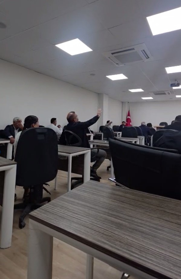 SİLOPİ İLÇESİNDE BELEDİYE AYLIK MECLİS TOPLANTISI SIRASINDA YAŞANAN TARTIŞMA KAVGAYA DÖNÜŞTÜ.