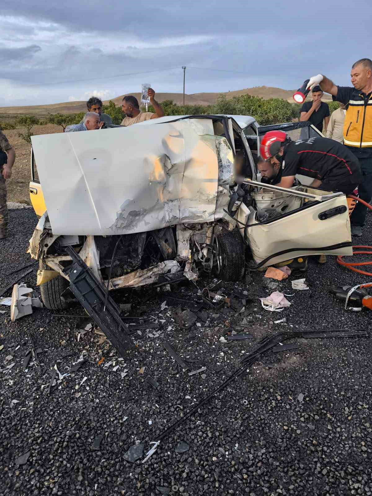 HALİL K.’NİN KULLANDIĞI OTOMOBİL İLE ORHAN ÇİFTÇİ’NİN (42) KULLANDIĞI OTOMOBİL ÇARPIŞTI. KAZADA HURDAYA DÖNEN FİAT TOFAŞ MARKA OTOMOBİLİN SÜRÜCÜSÜ ORHAN ÇİFTÇİ HAYATINI KAYBEDERKEN, 7 KİŞİ YARALANDI.