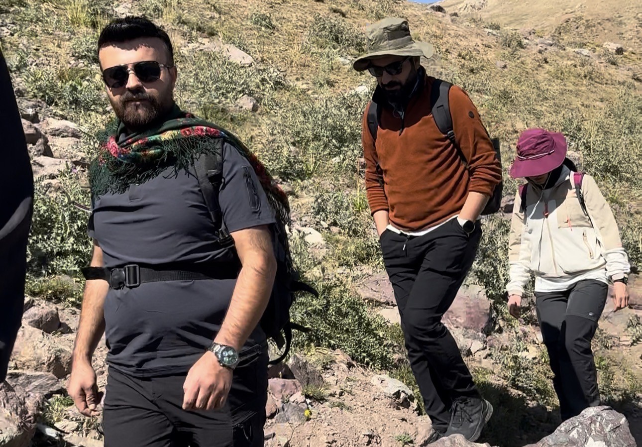 HAKKARİ’NİN YÜKSEKOVA İLÇESİNDE 22 DOĞASEVER, 3 BİN 500 RAKIMLI İKİYAKA DAĞLARI’NDAKİ SAT GÖLLERİ'NE DOĞA YÜRÜYÜŞÜ GERÇEKLEŞTİRDİ.