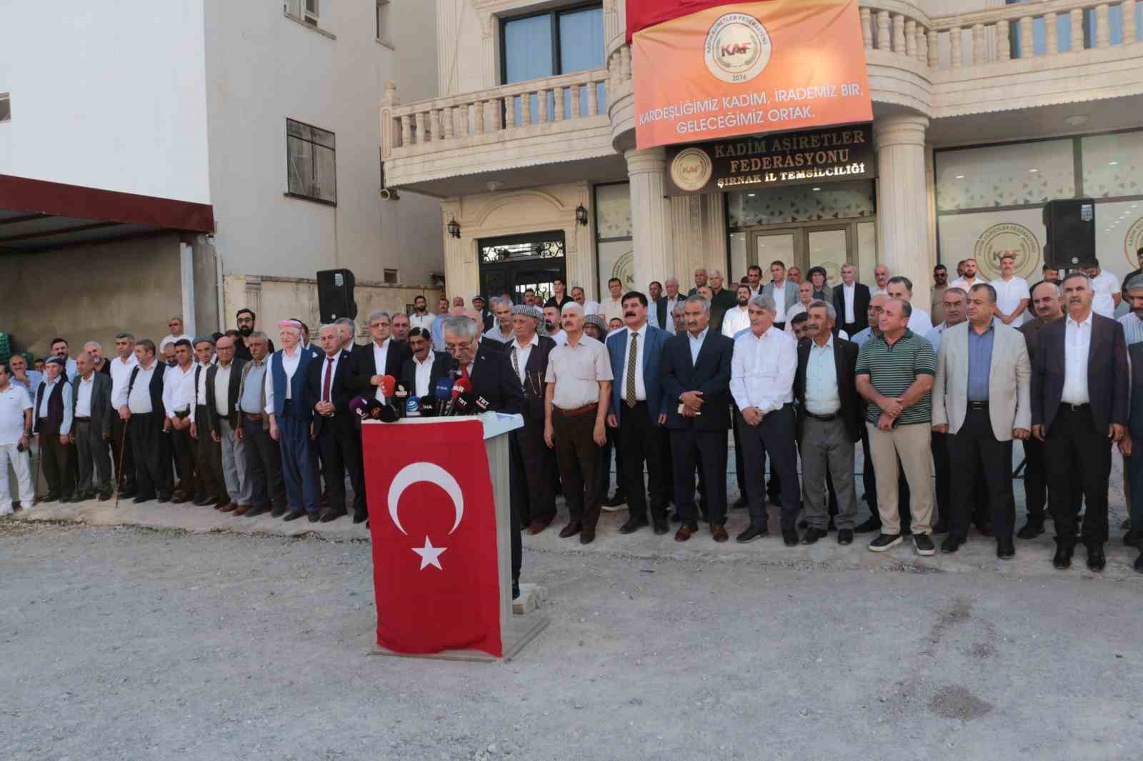 ŞIRNAK’TA KADİM AŞİRETLER FEDERASYONU İL BAŞKANLIĞI ÖNCÜLÜĞÜNDE BİR ARAYA GELEN AŞİRET LİDERLERİ, KANAAT ÖNDERLERİ VE SİVİL TOPLUM KURULUŞU TEMSİLCİLERİ, TBMM'DE KABUL EDİLEN "ÇERÇEVE YASA"YA DESTEK VERDİKLERİNİ AÇIKLADI.
