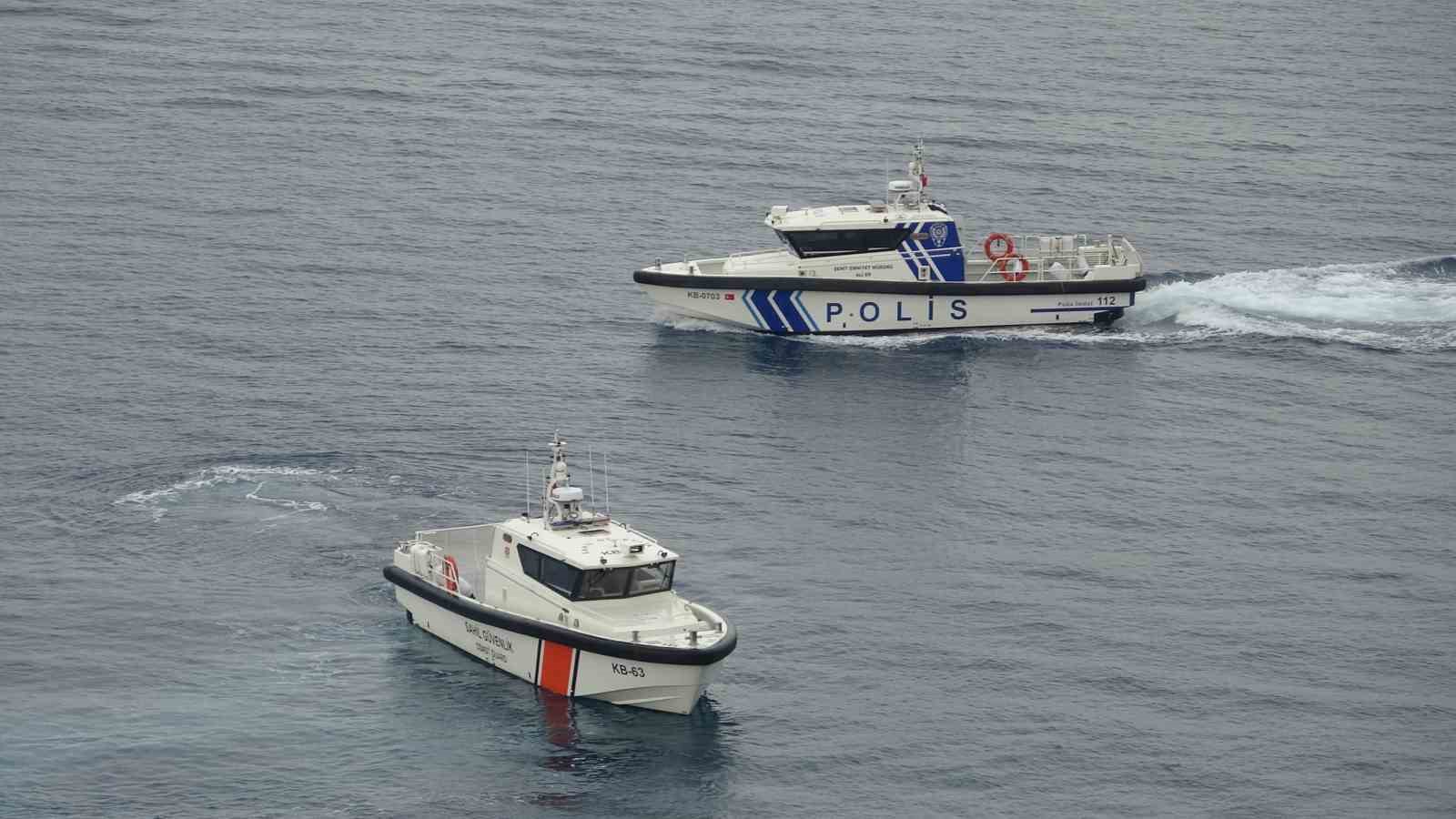 ANTALYA’DA YAKLAŞIK 35 METRELİK FALEZLERDEN GELEN "YARDIM EDİN" ÇIĞLIĞI AFAD, İTFAİYE, SAHİL GÜVENLİK, DENİZ POLİSİ VE POLİS EKİPLERİNİ ALARMA GEÇİRDİ. DENİZDEN, KARADAN VE TERMAL KAMERALI DRON İLE HAVADAN 2 SAAT SÜREN ARAMALARDA HER HANGİ BİR ŞAHSA RASTLANMADI.