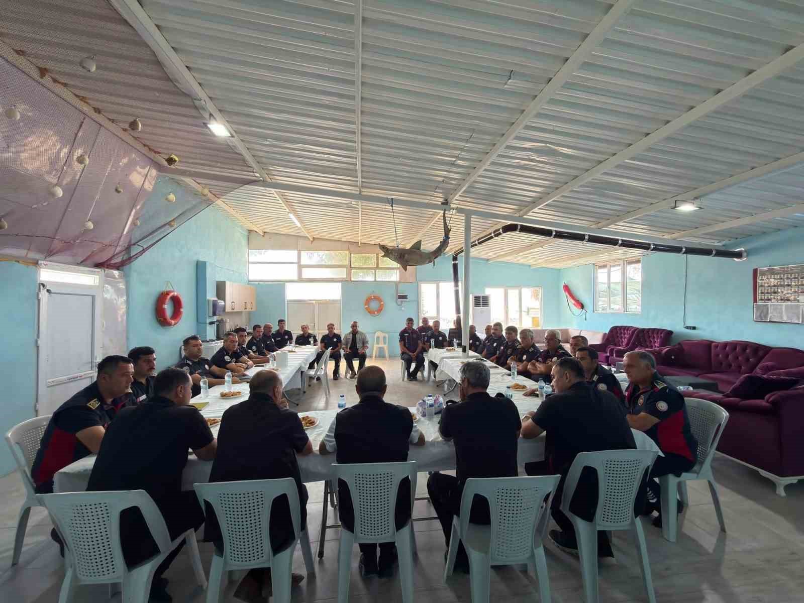 HATAY BÜYÜKŞEHİR BELEDİYESİ EKİPLERİ TARAFINDAN SAMANDAĞ ÇEVLİK MÜFREZESİ’NDE DEĞERLENDİRME TOPLANTISI GERÇEKLEŞTİRİLDİ.