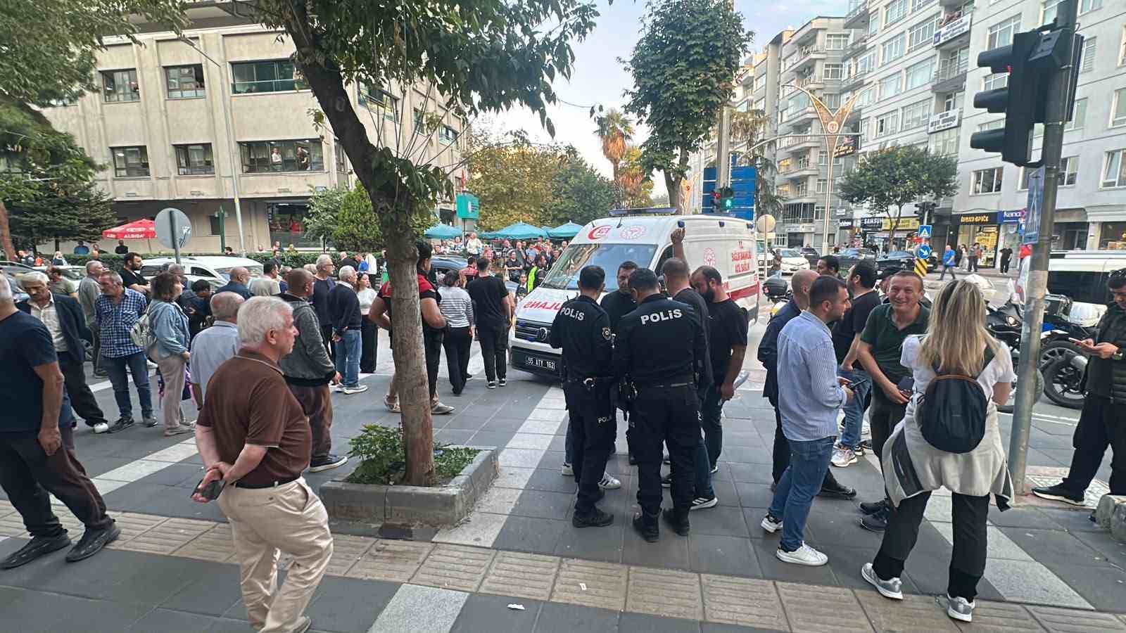 SAMSUN’UN İLKADIM İLÇESİNDE DARBEDİLEN 22 YAŞINDAKİ GENÇ HASTANEYE KALDIRILIRKEN, SALDIRGANIN OLAY YERİNDE EKMEK BIÇAĞI DÜŞÜRDÜĞÜ ÖĞRENİLDİ. KAÇAN ŞÜPHELİNİN YAKALANMASI İÇİN ÇALIŞMA BAŞLATILDI.