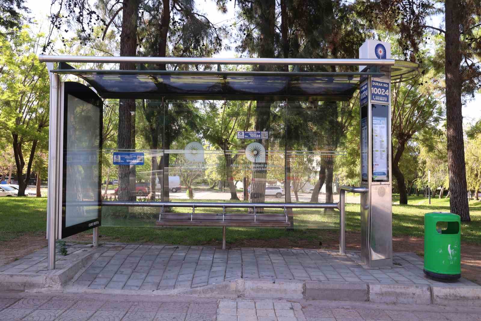 ANTALYA BÜYÜKŞEHİR BELEDİYESİ, ENGELLİ VATANDAŞLARIN ŞEHİR İÇİ TOPLU ULAŞIMA DAHA KOLAY ERİŞEBİLMESİ İÇİN ÇALIŞMALARINI SÜRDÜRÜYOR. ÇALIŞMALAR ÇERÇEVESİNDE ANTALYA KENT MERKEZİNDEKİ BİN 200 HALK OTOBÜSÜ DURAĞINA BRAİLLE ALFABELİ (KABARTMA YAZILI) VE QR KODLU LEVHALAR YERLEŞTİRİLECEK.