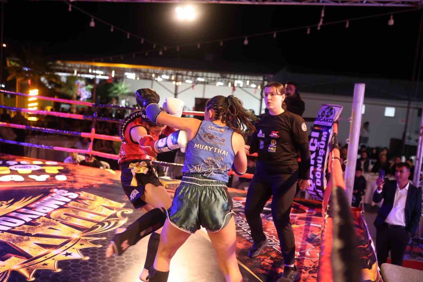 MANİSA’NIN ALAŞEHİR İLÇESİNDE DÜZENLENEN GELENEKSEL MUAYTHAİ GECESİ, 11 İLDEN 18 ELİT MİLLİ SPORCUNUN KATILIMIYLA GERÇEKLEŞTİRİLDİ. BİRBİRİNDEN ÇEKİŞMELİ MÜSABAKALARA SAHNE OLAN ORGANİZASYONDA SPORCULAR, RİNGDEKİ PERFORMANSLARIYLA İZLEYENLERE HEYECAN DOLU ANLAR YAŞATTI.