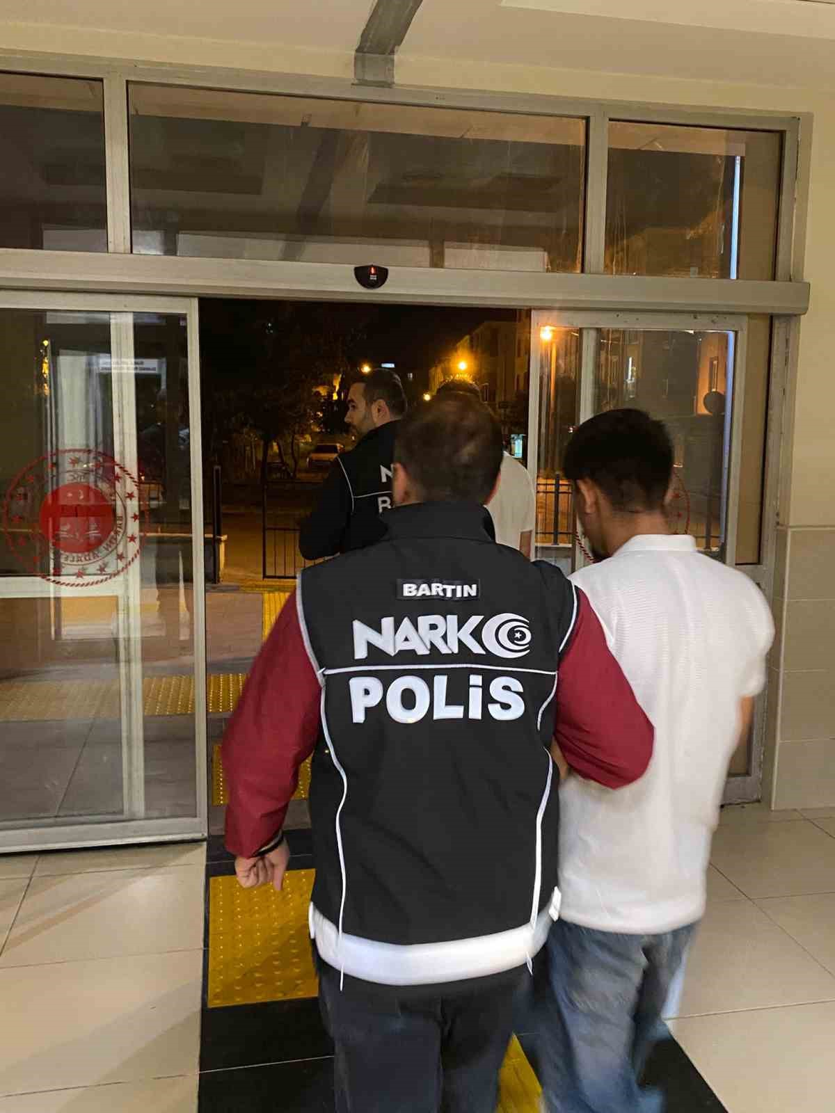 BARTIN'DA DÜZENLENEN UYUŞTURUCU OPERASYONUNDA 8 KİŞİ GÖZALTINA ALINDI
