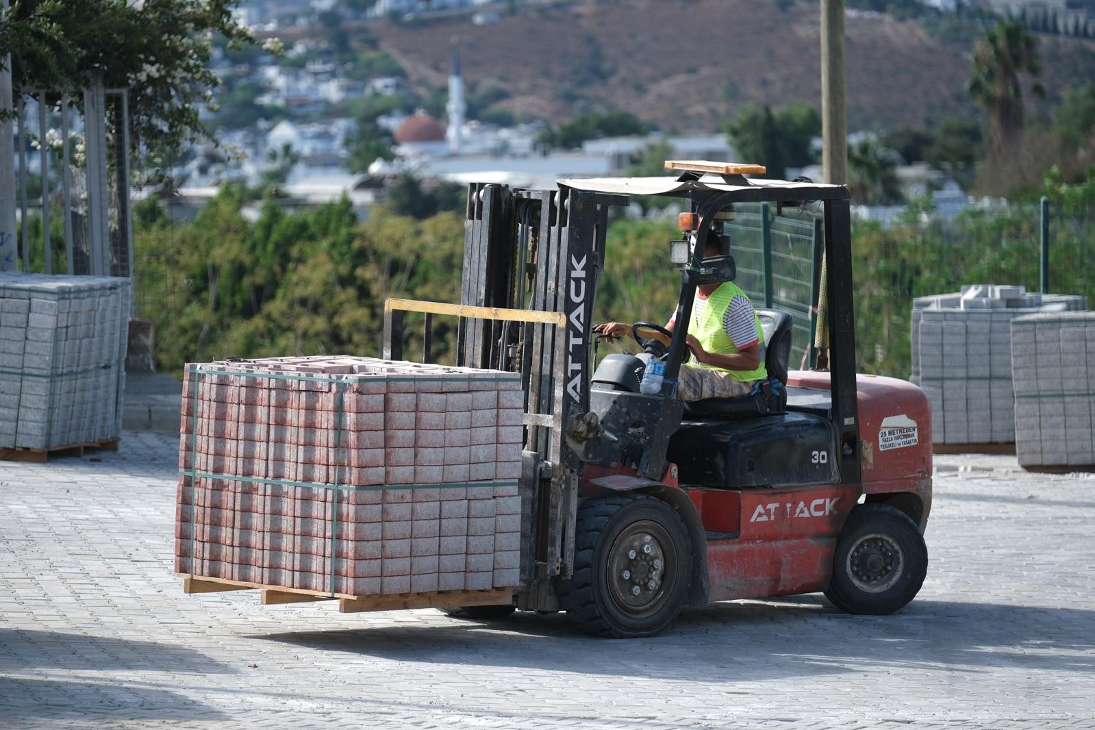 BODRUM BELEDİYESİ, KENT GENELİNDE UYGUN CADDE VE SOKAKLARDA BETON KİLİT PARKE TAŞI İLE YOL YAPIM ÇALIŞMALARINA DEVAM EDİYOR.