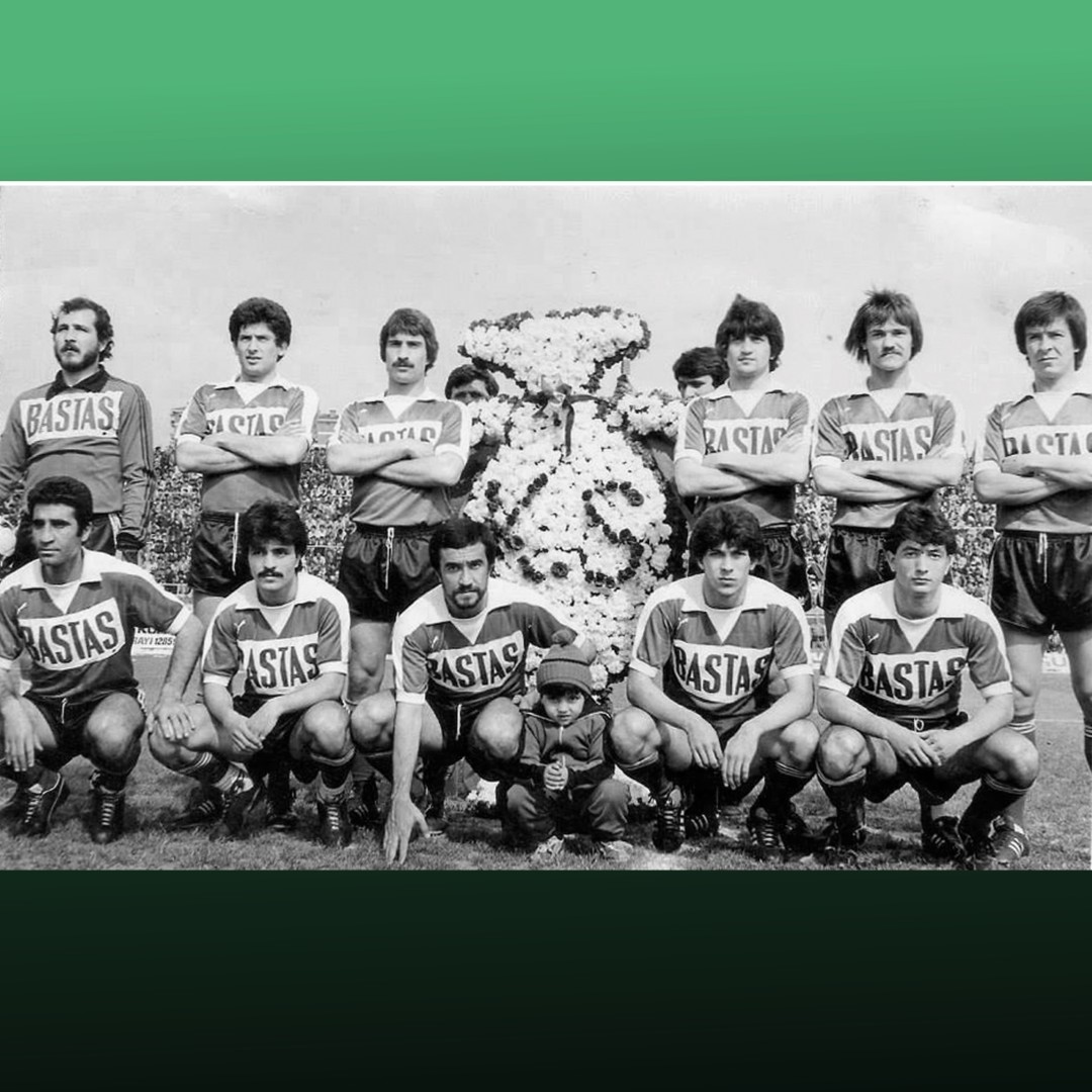 KOCAELİSPOR'UN 1979-1980 SEZONUNDAKİ ŞAMPİYON KADROSUNDA YER ALAN VE "TARKAN KAMİL" LAKABIYLA TANINAN KAMİL ÖZTEZER, 16. ULUSLARARASI KOCAELİ KİTAP FUARI'NDA YILLAR ÖNCE ÇEKİLMİŞ FOTOĞRAFIYLA KARŞILAŞTI.