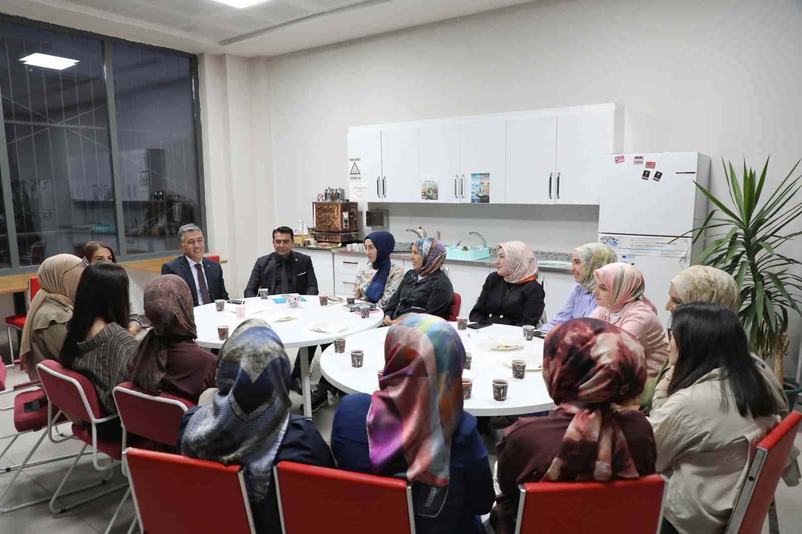 AĞRI'DA ÖĞRETMENLER, "OKUYAN ÖĞRETMENLER, OKUYAN NESİLLER" SLOGANIYLA BAŞLATILAN "MAARİF'İN KALBİNDE KİTAP SOHBETLERİ" PROGRAMINDA KİTAP ETRAFINDA BİR ARAYA GELECEK. PROGRAMIN İLK BULUŞMASINDA ÖĞRETMENLER, BİRLİKTE OKUYACAKLARI KİTABI BELİRLEDİ.