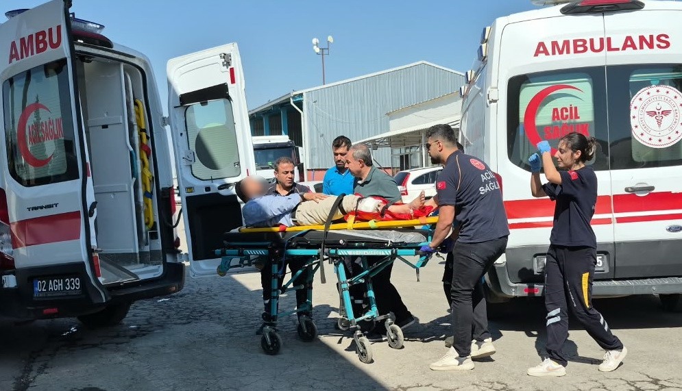 ADIYAMAN BELEDİYESİ EK HİZMET BİNASINDA YAŞANILAN SİLAHLI SALDIRIDA 3 KİŞİ YARALANDI.
